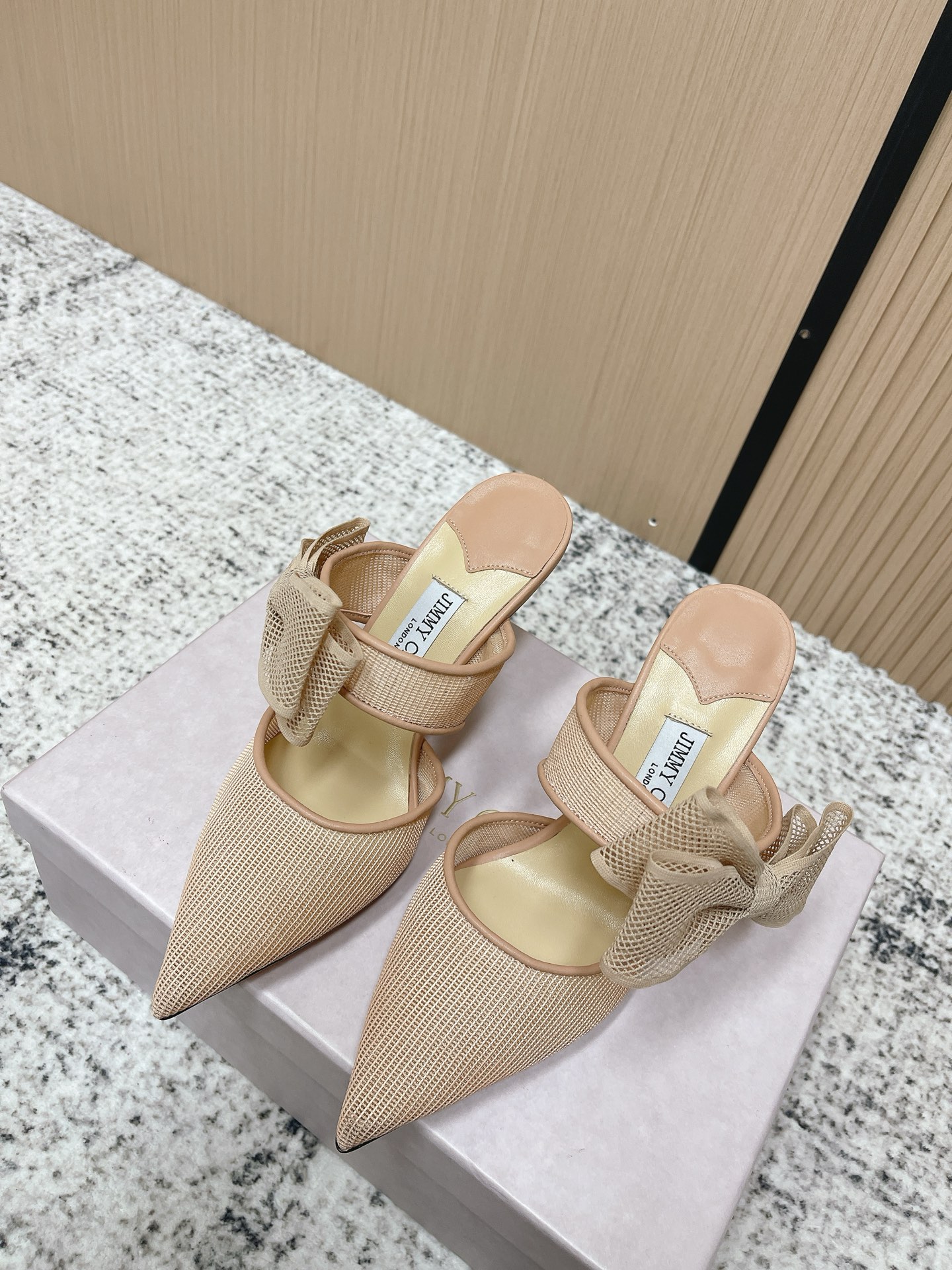 NO:787702,Top version JimmyChoo 26/ JC bow pointed toe high-heeled Mule slippers, BS celebrity style model, a shoe that is super comfortable for the foot, timeless, fashionable charm starts from the first step, enjoy the envious eyes, pointed toe high heels are more popular this year, and have begun to lead the fashion trend again, versatile and durable!  Original high-customized mesh fabric, imported sheepskin lining, outsole, Italian genuine leather outsole, heel height 7cm19860909顶级版本 JimmyChoo 吉米周 26/ JC蝴蝶结尖头高跟穆勒拖鞋 BS名媛气质款 上脚超级舒适的一款鞋,历久弥新,时髦魅力始于足下,悦享羡慕眼光,今年尖头高跟鞋比较香,又开始引领时尚趋势了,百搭耐看！ 面料原版高定制网面 内里进口羊皮里 大底意大利真皮大底 跟高7cm Size : 35-41（40.41定做不退换）,半拖高跟鞋,jimmy choo,jimmy choo,high heels,slippers,sheepskin,Leather soles,Women's Shoes