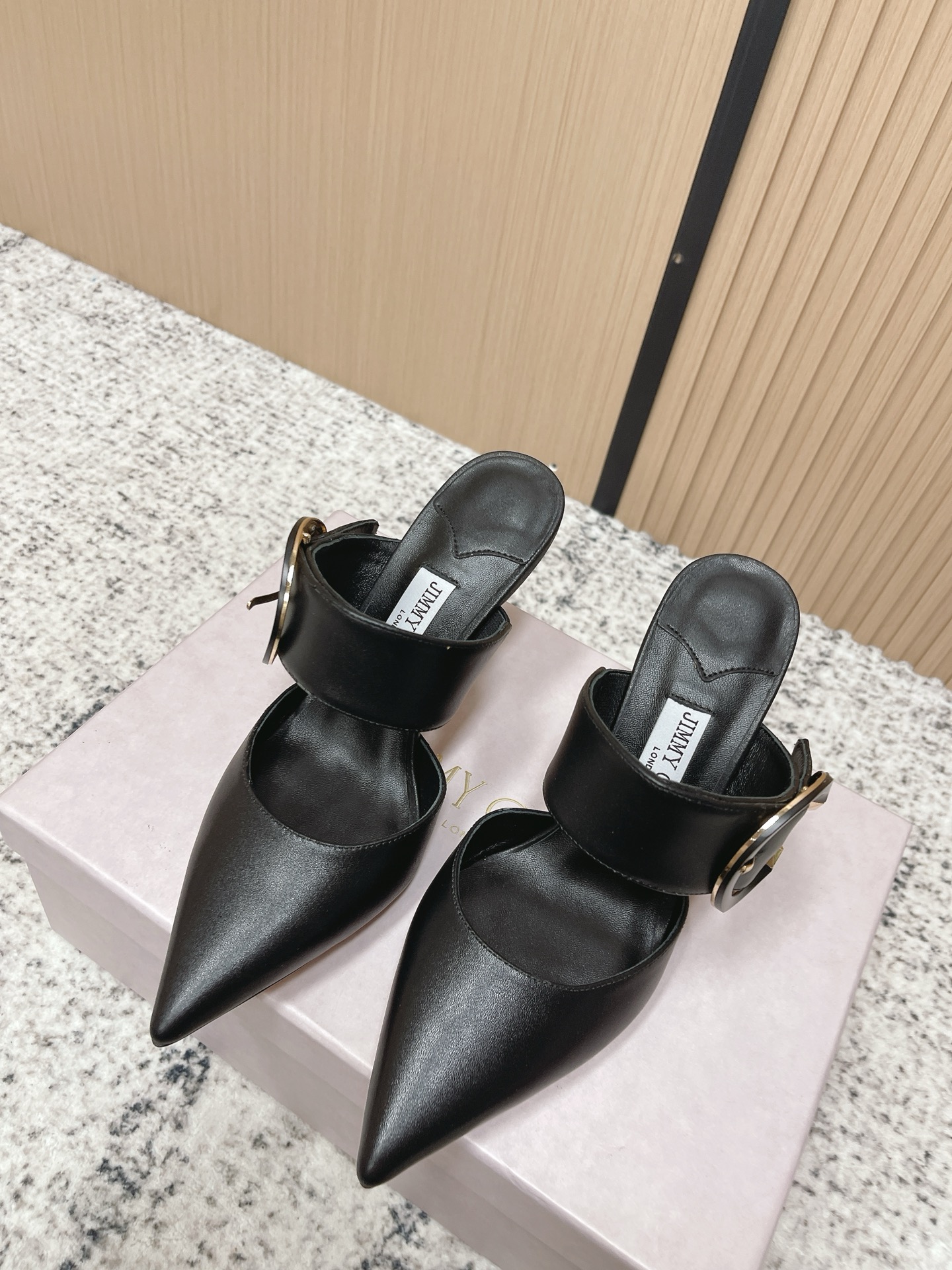 NO:787705,The top version JimmyChoo 26/ JC metal buckle pointed toe high-heeled Mule slippers BS celebrity style model is a super comfortable shoe for the feet. It lasts forever. The fashionable charm starts from the first step. Enjoy the envious eyes. This year the pointed toe high heels are more popular and have begun to lead the fashion trend again. They are versatile and durable!  Fabric original high-customized cowhide, lining imported sheepskin, outsole Italian genuine leather outsole, heel height 7cm Size: 35-41 (40.41 custom-made, non-refundable), semi-slip high heels, jimmy choo, jimmy choo, high heels, slippers, cowhide, sheepskin, Leather soles19860909顶级版本 JimmyChoo 吉米周 26/ JC金属扣尖头高跟穆勒拖鞋 BS名媛气质款 上脚超级舒适的一款鞋,历久弥新,时髦魅力始于足下,悦享羡慕眼光,今年尖头高跟鞋比较香,又开始引领时尚趋势了,百搭耐看！ 面料原版高定制牛皮 内里进口羊皮里 大底意大利真皮大底 跟高7cm Size : 35-41（40.41定做不退换）,半拖高跟鞋,jimmy choo,jimmy choo,high heels,slippers,cowhide,sheepskin,Leather soles,Women's Shoes