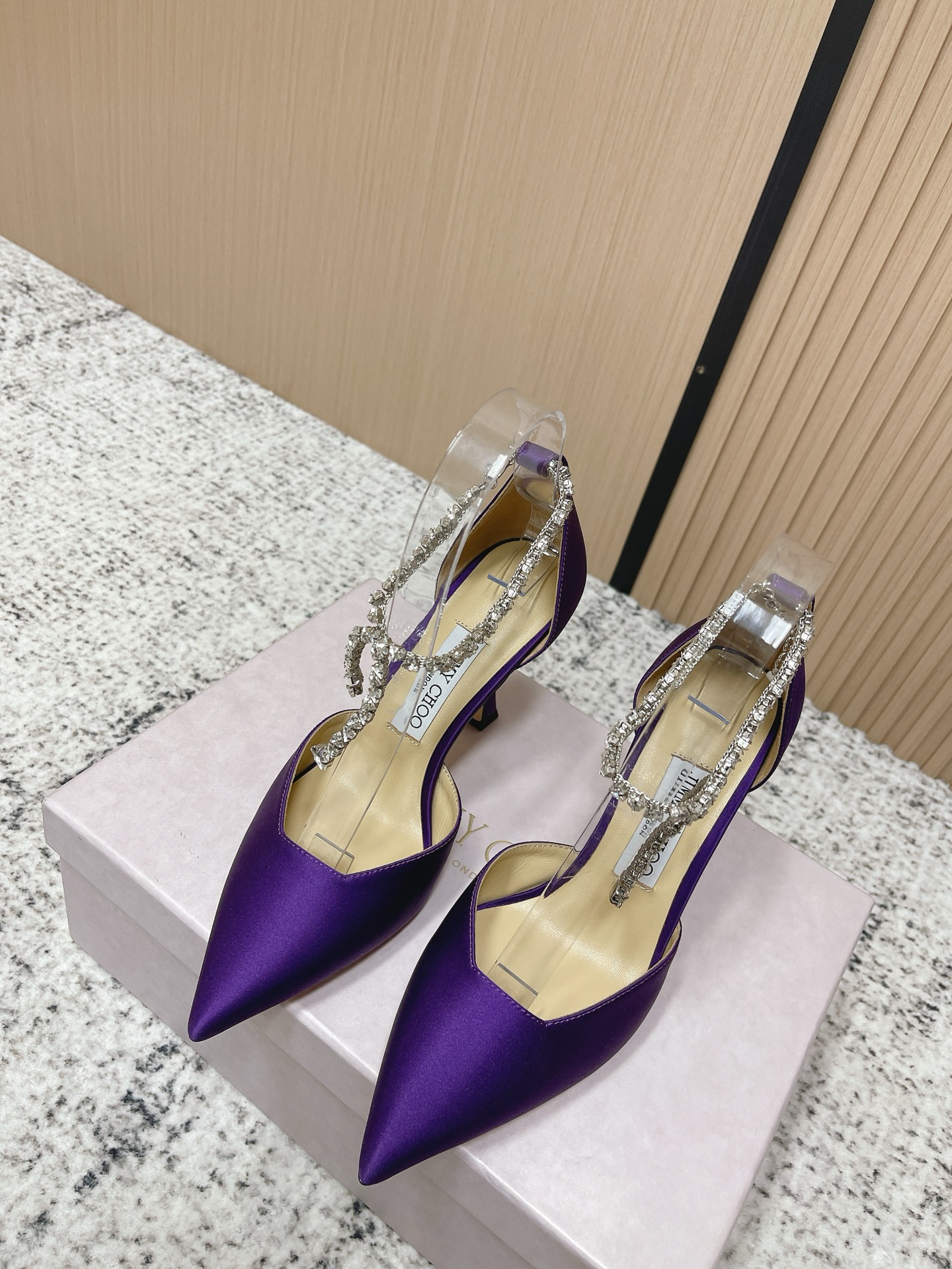 NO:787699,Top version Jimmy Choo/Jimmy Choo classic rhinestone chain tip, silk hollow high-heeled sandals, black silk real photos, superb rhinestone chain, so beautiful that you can’t take your eyes away, the fabric is imported silk, the lining is tiptoe imported sheepskin, the heel height is 10cm, customized A-grade Italian leather sole, Size35-39 (customized 40/41), high-heeled sandals, jimmy choo, jimmy choo, sandals, high  heels,sheepskin,real silk19860909顶级版本 Jimmy Choo/吉米周经典水钻链条尖头 真丝中空高跟凉鞋黑色真丝实拍图 超绝的水钻链条 美到移不开视线 面料采用进口真丝 内里踮脚进口羊皮 跟高10cm 定制A级意大利真皮底  Size35-39（40/41定制）,高跟鞋凉鞋,jimmy choo,jimmy choo,sandals,high heels,sheepskin,real silk,Women's Shoes