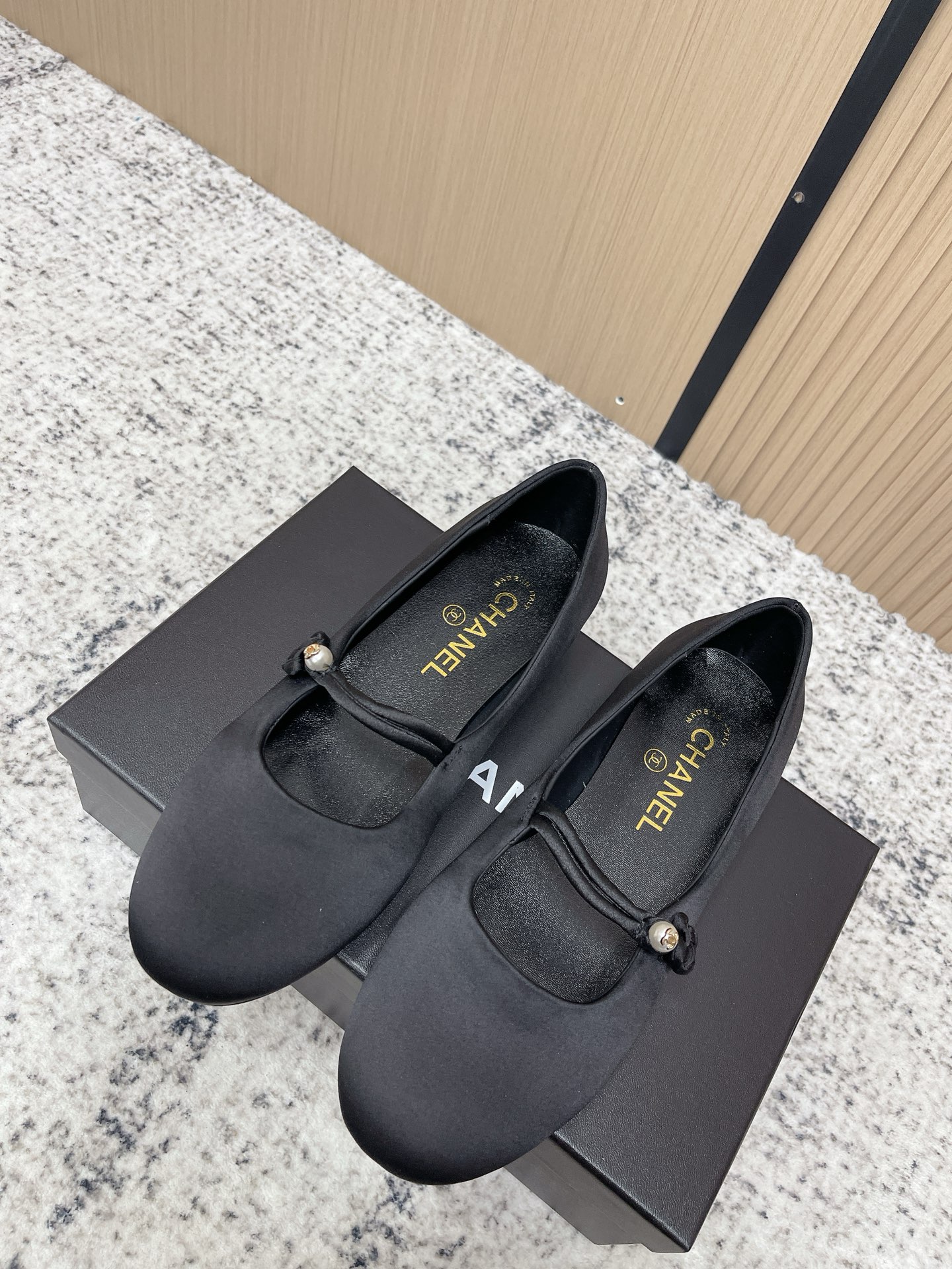 NO:787725,Top version: CHAN.EL 2026 Spring and Summer New Tie Strap Chinese Knot Flat Bottom Mary Jane Ballet Shoes Chan.el Chan.el's satin Mary Jane, round toe shallow mouth design + one-word strap, pearl embellishment, and Chinese knot decoration on the tie strap are super elegant and retro, creating a gentle and oriental atmosphere. Lightweight flat bottom design, great for daily commuting or matching with skirts ~ French ballet style, practical and fashionable, easily enhances your outfit.  Fabric silk satin lining imported sheepskin outsole Italian imported genuine leather outsole Size35-41 (40 41 custom-made non-returnable), ballet shoes, chanel, mary jane, skirts, sheepskin, real silk, silk fabric, Leather soles19860909顶级版本: CHAN.EL 香.奈儿 2026 春夏新款 绊带中国结 平底 玛丽珍 芭蕾舞鞋 ChAN.el 香.奈儿这款缎面玛丽珍,圆头浅口设计+一字带,珍珠点缀,绊带处点缀中国结饰超优雅复古,营造温婉东方氛围.轻便平底设计,日常通勤或搭配裙装都很出彩～法式芭蕾风,实用又时髦,轻松提升穿搭气质. 面料真丝绸缎 内里进口羊皮 大底意大利进口真皮大底 Size35-41（40 41 定做不退换）,芭蕾舞鞋,chanel,mary jane,skirts,sheepskin,real silk,silk fabric,Leather soles,Women's Shoes