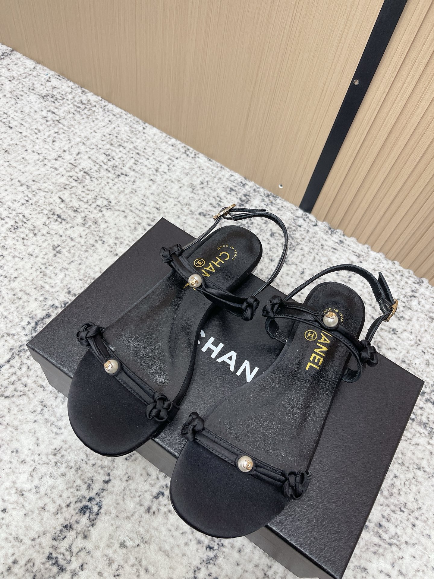 NO:787722,Top version CHANE* ｜Xiaoxiang's classic double C pearl one-strap sandals and slippers perfectly combine the classic double C logo with warm pearls to continue Chanel's timeless elegance. The simple one-strap neatly outlines the instep and gently modifies the foot shape. The light and luxurious texture is captured at a glance. The hand-inlaid pearls sparkle delicately and has high gloss. Metal double Cs are embellished throughout, low-key highlighting the brand style. Soft sheepskin lining fits the sole of the foot. The flat design is light and comfortable and will not be tiring after long-term wear.  Suitable for commuting, vacationing, and dating. The neat lines lengthen the proportions of the legs. It can be paired with romantic skirts or high-end trousers to easily match various scenes. A pair of summer essentials that hide French sophistication. It is elegant when you lift your feet and noble when you walk. The fabric is made of original custom-made silk. The lining of the feet is all lambskin. The genuine leather outsole imported from Italy.  size35-39 (customized 40/41), slippers and sandals, chanel, chanel, sandals, slippers, skirts, sheepskin, real silk, Leather soles19860909顶级版本 CHANE* ｜小香经典双C珍珠一字带凉鞋拖鞋 将经典双C徽标与温润珍珠完美融合 续写香奈儿永恒优雅. 简约一字带利落勾勒脚背 温柔修饰脚型 轻奢质感一眼沦陷 手工镶嵌珍珠细腻闪耀 自带高光 金属双C点缀其间 低调彰显品牌格调. 柔软羊皮内里贴合足底 平底设计轻盈舒适 久穿不累 通勤、度假、约会皆自在适配. 利落线条拉长腿部比例 搭配裙装浪漫、配裤装高级 轻松驾驭多场景穿搭. 一双藏着法式精致的夏日必备 抬脚皆是优雅 步履尽是矜贵. 面料采用原版定制真丝 内里垫脚均为小羊皮 意大利进口真皮大底 size35-39（40/41定制）,拖鞋凉鞋,chanel,chanel,sandals,slippers,skirts,sheepskin,real silk,Leather soles,Women's Shoes