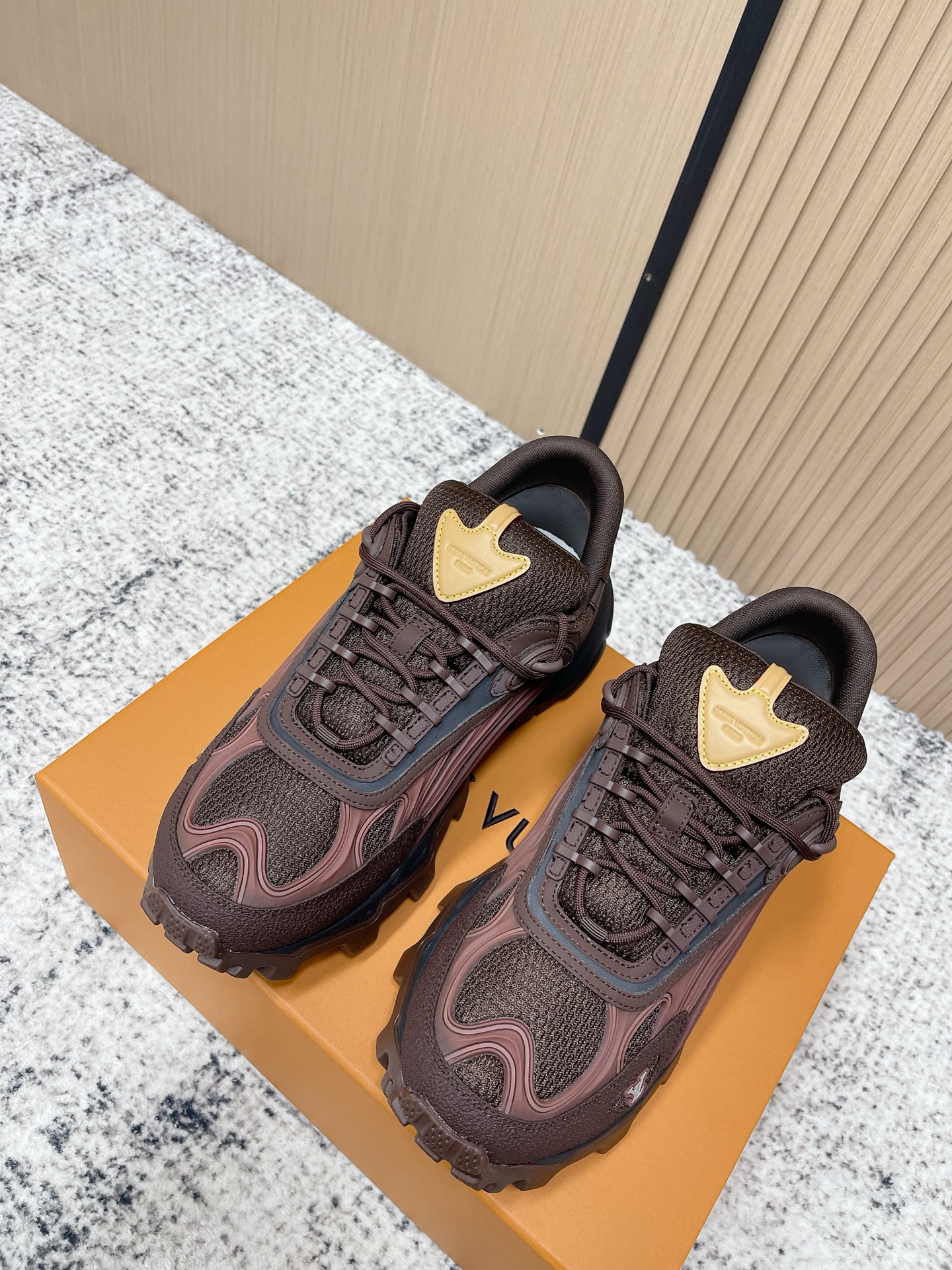 NO:787713,Top version LV Louis Vuitton Donkey Brand Couple's Summit Series Outdoor Casual Sports Shoes Hiking Shoes LV Summit sports shoes are known for their easy-to-wear modern style, which is suitable for both urban wear and outdoor environments. The upper is made of artificial leather and technical fabrics and other materials, and the pattern on it is reminiscent of the grain texture of Epi leather. The eye-catching ridges of the rubber outsole provide excellent grip and stability. Fabric: Original custom imported cowhide + mesh Inner:  Original customized breathable mesh lining Outsole: Original molded foam rubber material Sole thickness: 5CM Size: 35-45 (customized for women 40 and men 45), casual shoes/sports shoes, louis vuitton, louis vuitton, louis vuitton, sneakers, cowhide19860909顶级版本 LV路易威登 驴牌 情侣款 Summit系列 户外 休闲 运动鞋 徒步鞋 LV Summit 运动鞋以易搭摩登风格见长,既适合城市穿着,也能胜任户外环境.鞋面由人造革与科技织物等多种材质拼接而成,其上的图案令人联想起 Epi 皮革的粒面纹理.橡胶外底的醒目凸纹,提供了出色抓地力与稳定性 面料: 原版定制进口牛皮+网面 内里: 原版定制透气网里 大底: 原版开模发泡橡胶材质 底厚: 5CM Size: 35-45（女40.男45定做）,休闲鞋/运动鞋,louis vuitton,louis vuitton,louis vuitton,sneakers,cowhide,Women's Shoes