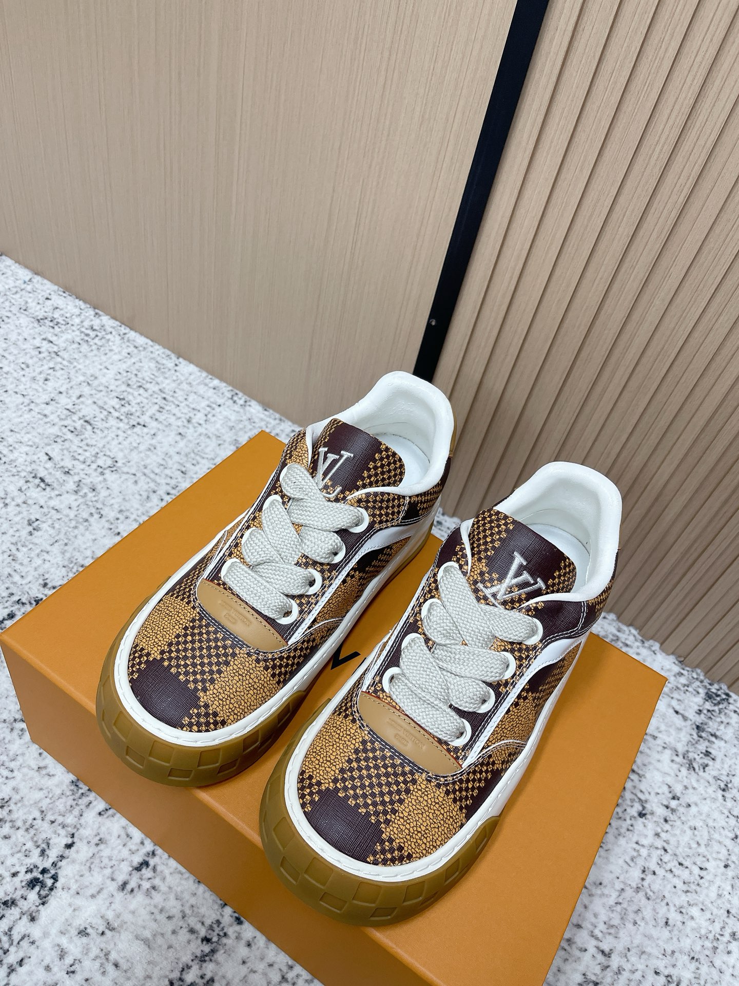 NO:787710,Upgraded version of LV Louis Vuitton, donkey brand, the latest couple's catwalk model, Tilted series, thick-soled casual sneakers, original purchase, development and production. 26 spring and summer catwalk style Tilted sneakers shine, using classic checkerboard texture sole, LV tongue with slanted irregular logo, fabric: original imported first-layer cowhide, lining sheepskin, original molded lightweight foam outsole, sole thickness 4CM  Size35-45 (Female 40.41. Men 45. Customized and non-refundable), casual shoes/sports shoes, louis vuitton, louis vuitton, louis vuitton, sneakers, cowhide, sheepskin19860909升级版 LV路易威登 驴牌 最新情侣走秀款Tilted系列 厚底 休闲 运动鞋 原版购入开发 做货 26春夏走秀款Tilted 运动鞋 大放异彩 采用经典棋盘格纹理鞋底 鞋舌LV 斜倒不规则logo 面料:原版进口头层牛皮 内里羊皮 鞋底原版开模轻质发泡大底 底厚4CM Size35-45（女40.41.男45.定做不退换）,休闲鞋/运动鞋,louis vuitton,louis vuitton,louis vuitton,sneakers,cowhide,sheepskin,Women's Shoes
