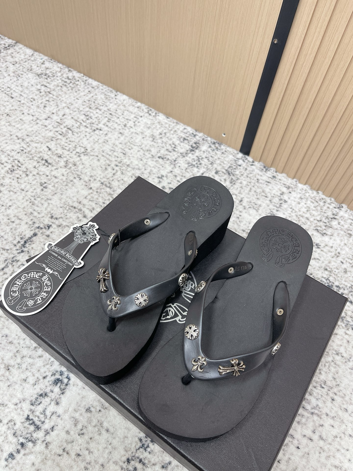 NO:787704,The top version ChromeHearts 26ss is the most popular flip-flops this summer. In addition to being high-end and classy, ​​it is more suitable for lazy people. You can put them on with just one kick without having to move your hands. It is convenient and fast!  Size 35/40 (40 is custom-made and cannot be returned or exchanged), split-toe shoes, chrome hearts, chrome hearts, slippers19860909顶级版本 ChromeHearts 克罗心 26ss 今夏最流行的人字拖鞋 高端大气上档次外,更适合懒人族们,一脚蹬就穿好了,都不用动下手,方便快捷！ 码数35/40（40定做不退不换）,分趾鞋,chrome hearts,chrome hearts,slippers,Women's Shoes
