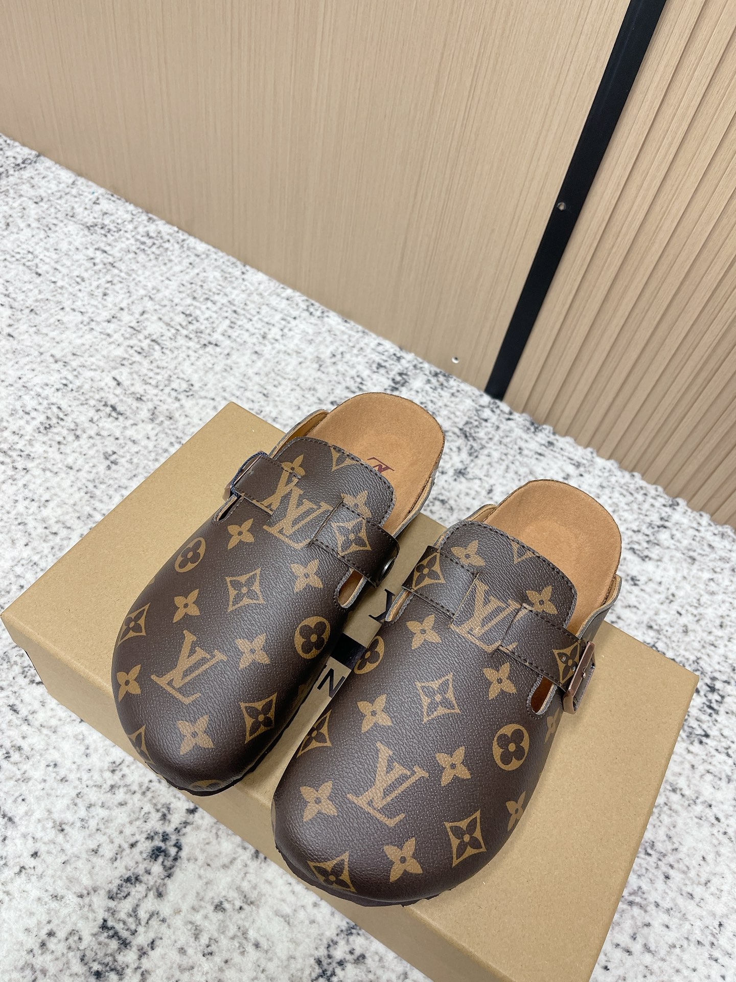 NO:787715,The top version of the Louis Vuitton  In the hot summer, a pair of light and comfortable slippers is indispensable. These oak Birkenstock cork slippers, mule shoes, retro casual beach slippers for women, are simply a lifesaver!  The upper is custom-made presbyopia leather, cowhide lining, the sole is original molded EVA ultra-light material, code number 35-46 (40.41 for women, 45.46 for men, customized and non-returnable), half drag, birkenstock, louis vuitton, louis vuitton, slippers, cowhide19860909顶级版本 Louis Vuitton × BIRKENSTOCK联名合作款Boston包头软底拖鞋Lv 勃肯穆勒拖鞋 万年经典勃肯软底拖鞋强势推出,一个品牌就是一个鞋子类型,其构造鉴于人体工学设计,让脚完全解放舒适打造的,所以其脚床的构造完全贴合脚的弧度. 夏日炎炎,少不了一双轻盈又舒适的拖鞋,这款橡木材质勃肯软木拖鞋穆勒鞋复古休闲沙滩女拖,简直就是救星！ 鞋面定制老花皮牛反绒 内里牛皮 鞋底原版开模EVA超轻材料 码数35-46（女40.41.男45.46定制不退换）,半拖,birkenstock,louis vuitton,louis vuitton,slippers,cowhide,Women's Shoes