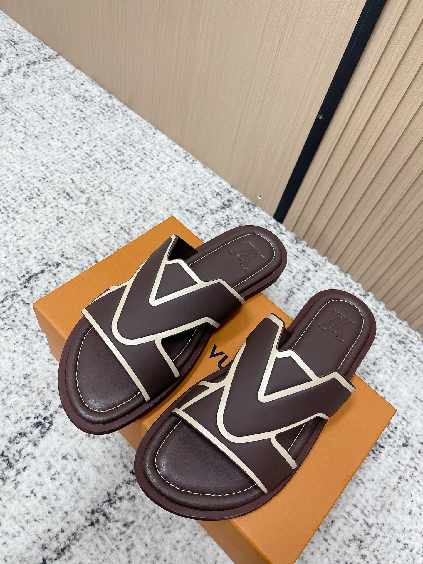 NO:787701,Top version of men's model LV Louis Vuitton L's Donkey brand latest Oasis series presbyopia sandals slippers original purchase development and production This LV Oasis sandals are made of soft grained cow leather, paved with classic Monogram pattern. The elegant upper structure is like the crossed LV letters, leather and rubber outsole create a light and flexible experience. Fabric: original customized first-layer cowhide, imported soft sheepskin lining, sole original molded non-slip TPU material  Bottom thickness 2CM Size: Men's 38-46 (38/45/46 customized), slippers, louis vuitton, louis vuitton, louis vuitton, louis vuitton, sandals, slippers, cowhide, sheepskin19860909顶级版本男款 LV路易威登 L家 驴牌 最新Oasis系列 老花 凉鞋 拖鞋 原版购入开发 做货 本款 LV Oasis 凉拖取材柔软粒面牛皮革,铺陈经典 Monogram 图案.优雅鞋面结构仿佛交叉的 LV 字母,皮革和橡胶外底成就轻盈灵活体验 面料:原版定制头层牛皮 内里进口柔软羊皮里 鞋底原版开模防滑TPU材质 底厚2CM Size:男款38-46（38/45/46定制）,拖鞋,louis vuitton,louis vuitton,louis vuitton,louis vuitton,sandals,slippers,cowhide,sheepskin,Women's Shoes