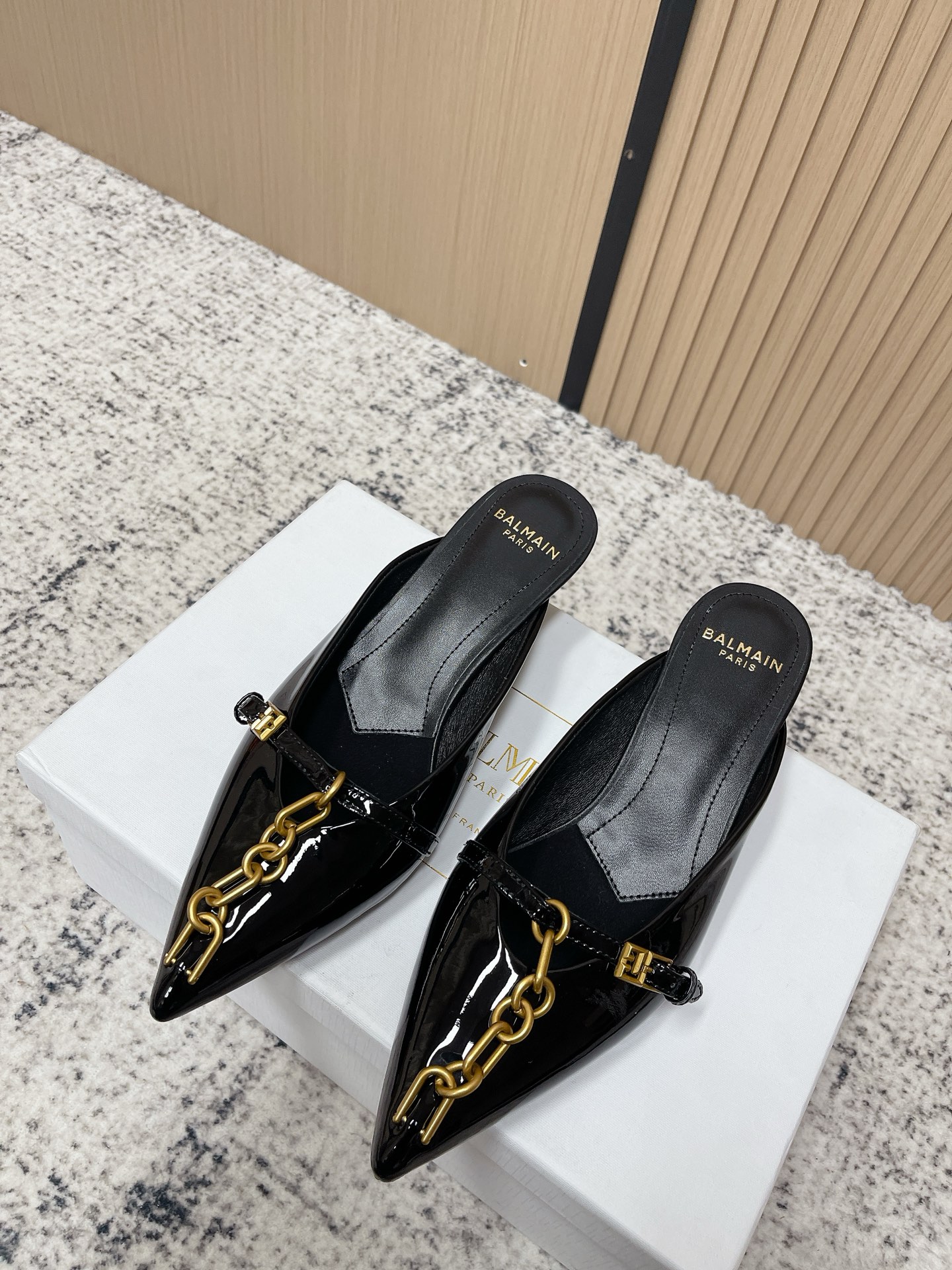 NO:787712,Top version BALMAIN 2026 catwalk model·Fashion pointed toe cat heel chain mules slippers. Comfortable and sexy low-heeled slippers. The upper is equipped with the iconic SYNC chain, which covers the leather laces. The leather laces are equipped with gold PB buckles. Can be matched with any ready-to-wear style. Cow patent leather/sheepskin lining material. Genuine leather outsole. Heel height 4.5cm.  Size35-39 (40.41 custom-made, non-refundable), semi-trailers, balmain, balmain, slippers, sheepskin, Leather soles19860909顶级版本 BALMAIN 巴尔曼2026走秀款·时装尖头猫跟链条穆勒凉拖鞋 舒适又性感的低跟凉拖 鞋面配有标志性的SYNC链条,套住皮革系带·皮革系带配有金色PB搭扣·可搭配任何成衣造型 牛漆皮/羊皮里材质 真皮大底 跟高4.5cm Size35-39（40.41订做不退换）,半拖,balmain,balmain,slippers,sheepskin,Leather soles,Women's Shoes