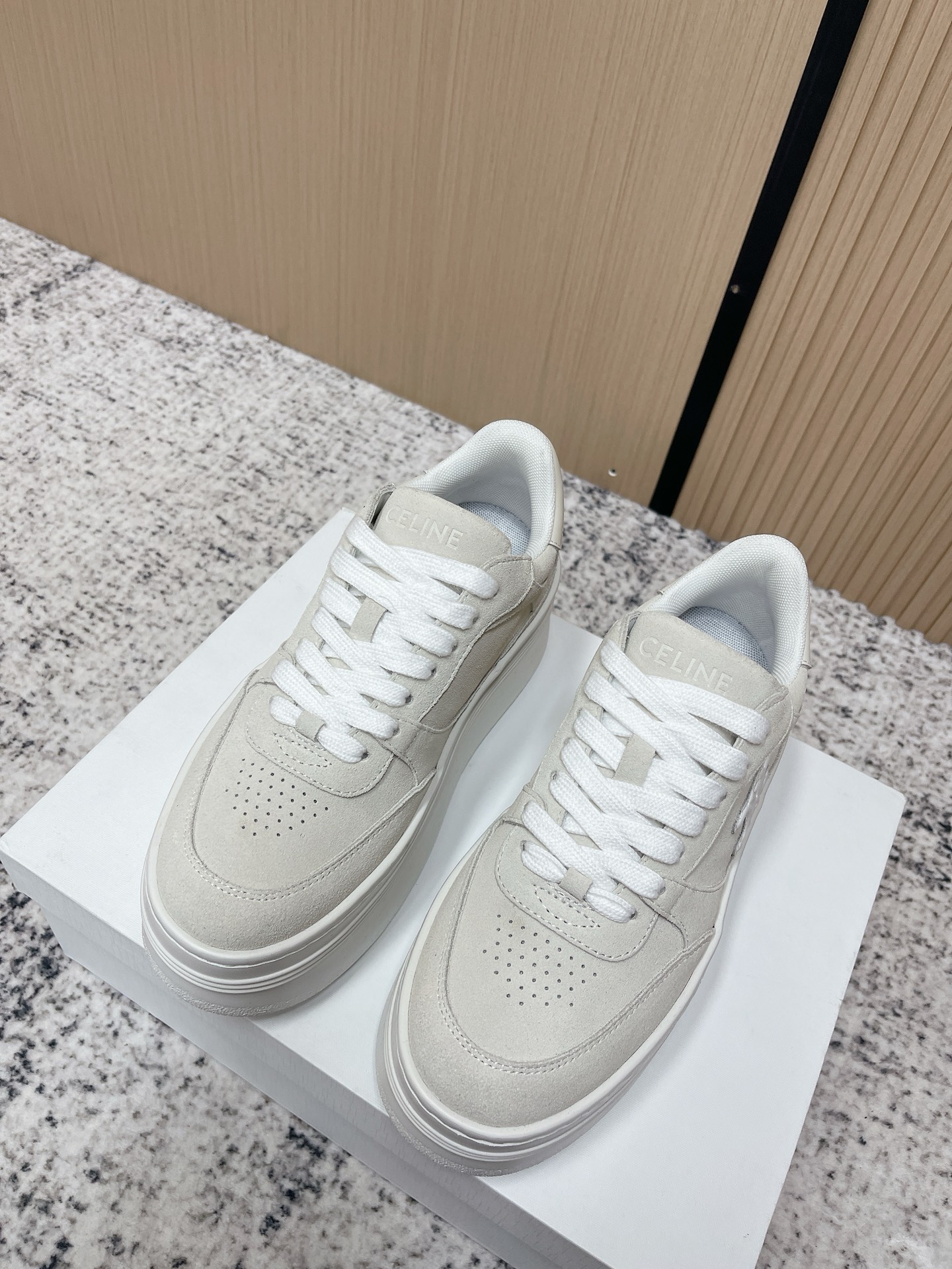 NO:787703,Top version Celine Celine/Celine latest series retro casual sneakers Original purchase development and production This Racer sneaker is inspired by this new sneaker in the 1970s, integrating the iconic elements of the sneakers in the 1970s. Triomphe embroidery on the side, grooved outsole, leather splicing details, etc. Fabric: Original custom imported cowhide. Lining: Original custom breathable mesh lining. Outsole: Original molded anti-slip TPU material. Bottom thickness: 6CM. Size:  35-41 (customized at 40.41), casual shoes/sports shoes, celine, celine, sneakers, cowhide19860909顶级版本 Celine 思琳/赛琳 最新系列 复古 休闲 运动鞋 原版购入开发 做货 这款Racer运动鞋 灵感源自70年代的这款全新运动鞋,融合70年代时代运动鞋的标志性元素 侧面Triomphe刺绣 沟纹外底、皮革拼接细节等 面料: 原版定制进口牛皮 内里: 原版定制透气网里 大底: 原版开模防滑TPU材质 底厚: 6CM Size: 35-41（40.41定制）,休闲鞋/运动鞋,celine,celine,sneakers,cowhide,Women's Shoes