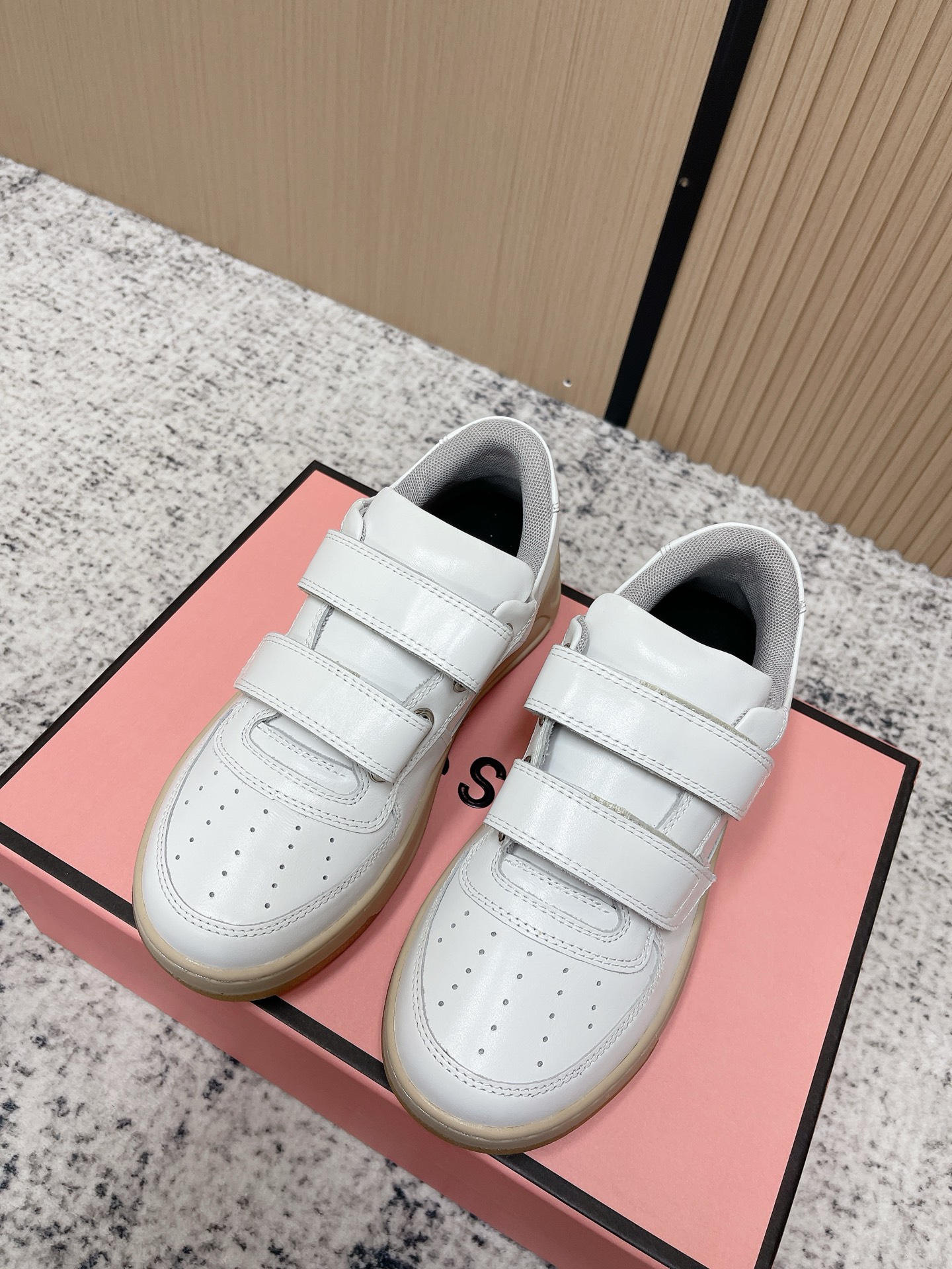 NO:787700,Top version Acne Studio*s counter's latest thick-soled casual white shoes with Velcro stickers and smiley faces. If you are tired of wearing Celine thick soles, then try this thick sole from Acne!  !  So easy to wear and so light!  Thick-soled 6.5 Totola leg shape, classic smiling face white shoes, the leather is delicate and shiny, the elasticity and softness are quite good, the cost of imported calfskin is much higher than that of ordinary cowhide!  The original foam outsole (very light) has good cushioning when walking and does not tire your feet easily. The size is 35-40 (40 is custom-made and cannot be returned or exchanged), casual shoes/sports shoes, Acne Studios, Celine, Dior, Sneakers, Cowhide19860909顶级版本 Acne Studio*s 专柜最新厚底休闲魔术贴笑脸小白鞋 如果你穿腻了Celine厚底 那一点要试试Acne的这款厚底！！太好穿 太轻便了！厚底6.5妥妥拉腿型 经典笑脸小白鞋 皮质细腻有光泽 弹性和柔软度都相当好,进口小牛皮成本比普通牛皮高出许多！原版发泡大底（非常轻便）走路缓冲性很好不容易累脚 码数35-40（40订做不退换）,休闲鞋/运动鞋,acne studios,celine,dior,sneakers,cowhide,Women's Shoes