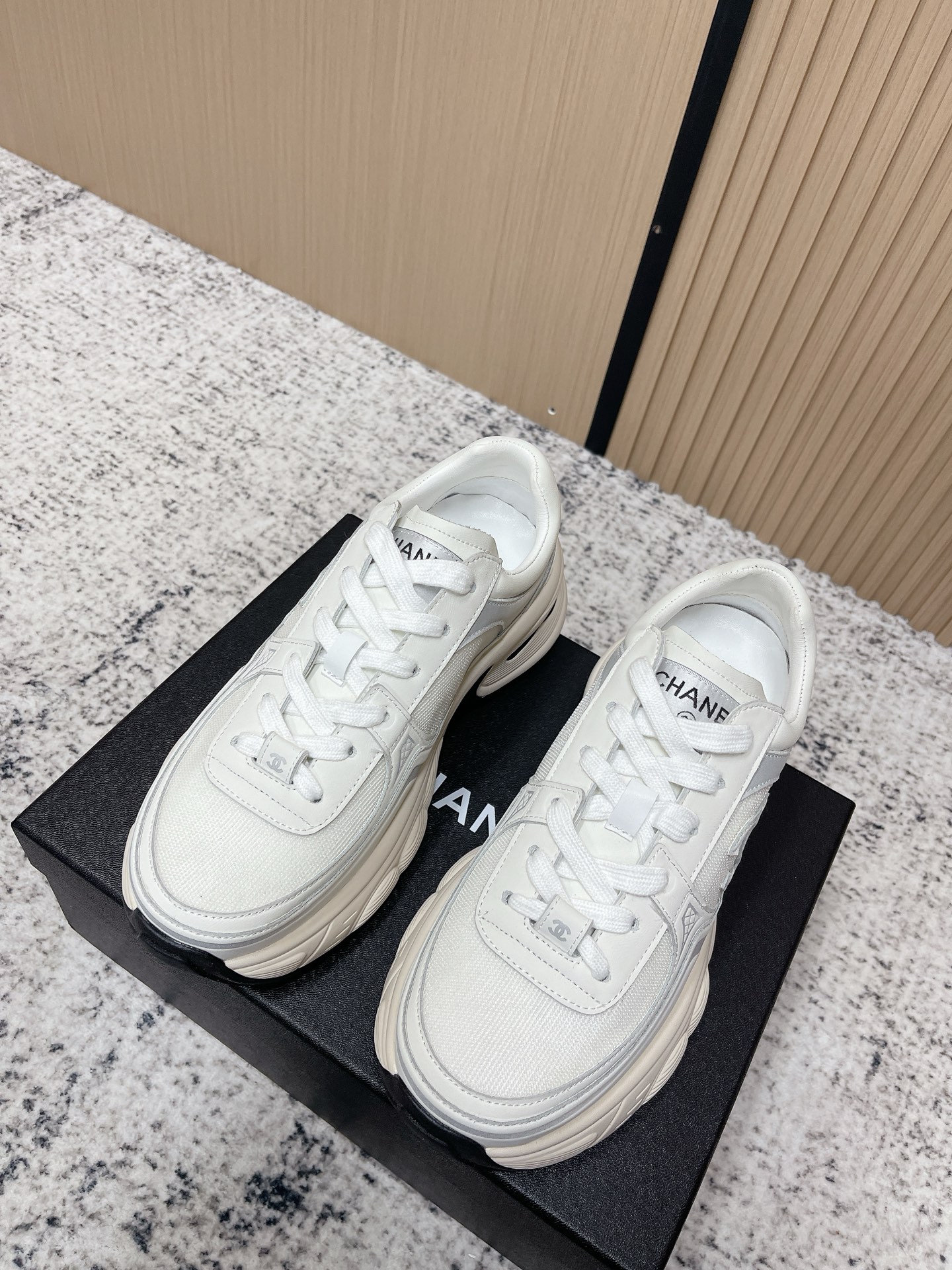 NO:787696,Top version of Chanel casual sneakers ~ Original calfskin panda shoes Chanel 25C Latest hot style Panda Black and White Sports Shoes Casual sneakers Xiaoxiang Hot item Classic black and white Panda color coco girl must pay Fabric: Original custom mixed sheepskin Lining: Original imported breathable mesh lining Outsole: Original molded rubber + TPU combination Size:  35-39 (40 customized), casual shoes/sports shoes, chanel, chanel, sneakers, cowhide, sheepskin19860909顶级版本 香奈儿休闲运动鞋 ～原版小牛皮熊猫鞋 Chanel 香奈儿 25C 最新爆款 熊猫 黑白 运动鞋 休闲板鞋 小香 爆款单品 经典黑白 熊猫配色 coco女孩必要入款 面料: 原版定制混种羊皮 内里: 原版进口透气网里 大底: 原版开模橡胶+TPU组合 Size: 35-39（40定做）,休闲鞋/运动鞋,chanel,chanel,sneakers,cowhide,sheepskin,Women's Shoes