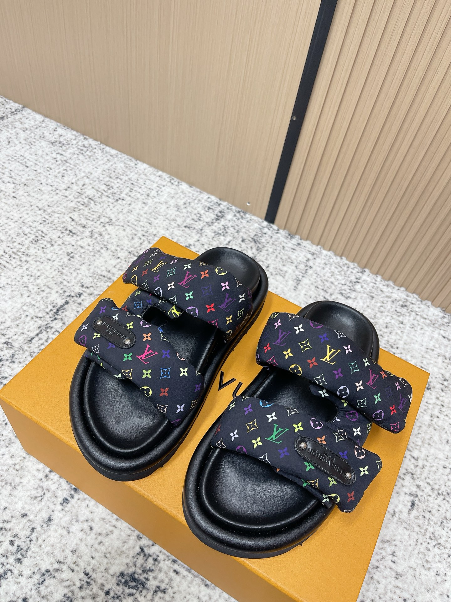 NO:788275,Top version LV Louis Vuitton L Jialu brand POOL PILLOW COMFORT Velcro Denim Denim Checkerboard Embossed Bread Flat Sandals Original purchase, development and production This Pool Pillow Comfort flat sandal is padded with neoprene to create a comfortable wide upper, and then embossed with the classic Monogram pattern. The Velcro is easy to adjust, and the tough insole and ridged outsole complete the whole. Fabric: Original custom technical fabric fabric  Original custom-made sheepskin foot pads inside, original open-molded rubber foam outsole, sole thickness 4CM19860909顶级版本 LV路易威登L家驴牌 POOL PILLOW COMFORT 魔术贴 丹宁牛仔布 棋盘格 浮雕 面包 平底凉拖鞋 原版购入开发 做货 本款 Pool Pillow Comfort 平底凉拖为氯丁橡胶附上衬垫,塑造舒适宽幅鞋面,随后压印经典 Monogram 图案.魔术贴方便调节,韧性鞋垫和凸纹外底完善整体. 面料:原版定制科技织物面料 内里原版定制羊皮垫脚 鞋底原版开模橡胶发泡大底 底厚4CM Size:女款35-40 / 男款39-45,拖鞋,louis vuitton,louis vuitton,louis vuitton,louis vuitton,slippers,sheepskin,Women's Shoes