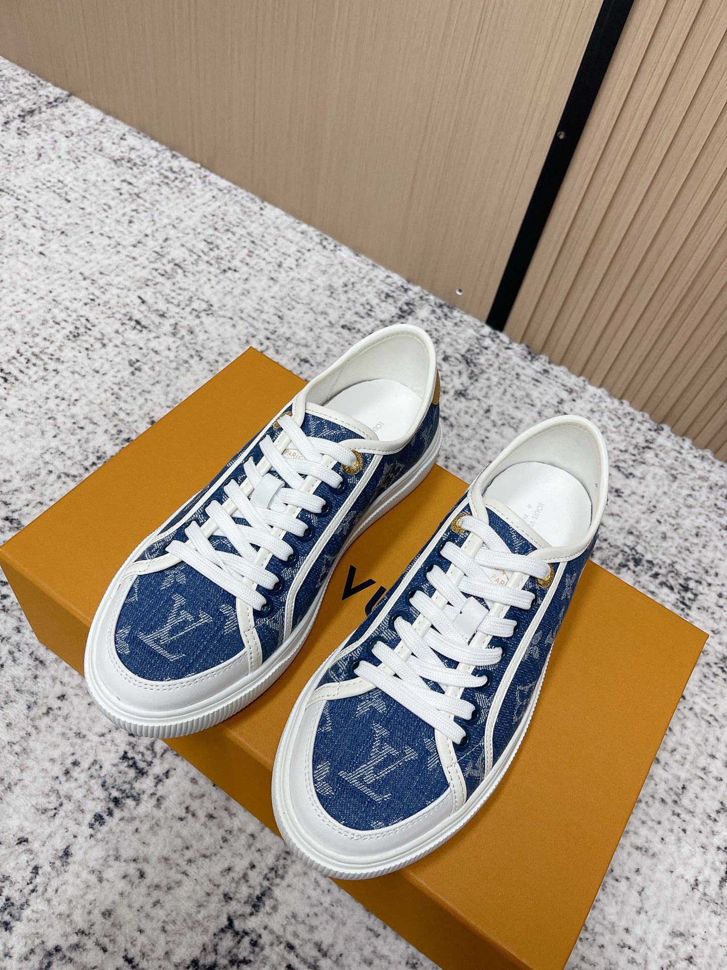 NO:787692,The top version of LV 26c new arrival~ A hot-selling new shoe model as soon as it was launched. The Lagoon Sneaker is made of Monogram old floral fabric, showing a classic style and exuding a light retro atmosphere. It has exquisite details, embellished with Louis Vuitton standard natural leather decoration and gold engraved logo perforations. It is also equipped with a white rubber sole embellished with a Monogram flower pattern, and the design is more perfect 55500. Come to the store to try it on, it is really good to wear and look good! ! Looks good with various styles, size 35-41 (customized at 40.41), casual shoes/sports shoes, louis vuitton, louis vuitton, sneakers19860909顶级版本 LV 26c new arrival～ 一上市就熱銷爆賣新鞋款 Lagoon Sneaker 採用Monogram老花布製作,展現經典風格,散發淡淡的復古氣息. 精緻的細節,綴有路易威登標準的天然皮革裝飾及金色鐫刻標誌穿孔.並配有綴有 Monogram花卉圖案的白色橡膠鞋底,設計更趨完美55500 趕快來店試穿看看,真的好穿又好看！！ 搭配各種風格都好看 size 35-41（40.41定做）,休闲鞋/运动鞋,louis vuitton,louis vuitton,sneakers,Women's Shoes