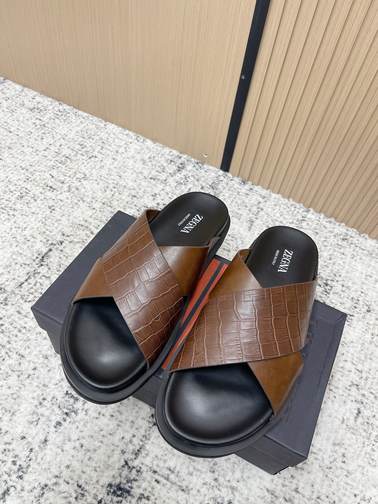 NO:787688,Top version ZEGNA: Men's slippers. Luxurious and casual. This shoe is made of imported calfskin and crocodile skin pattern, with a cross design on the front, an open-toe almond toe, a molded footbed, and the footbed is also made of calfskin secondary wrapping. The insole is decorated with the Zegna logo. It is a slip-on style shoe. It is also equipped with a grip for outdoor activities and is easy to put on and take off. It is very durable on the foot. The outsole:  Rubber, wear-resistant, anti-slip: lining: calfskin, fabric: calfskin, crocodile skin pattern, a very fashionable men's slipper. Size: 39/40/41/42/43/44 (45 customized), slippers, zegna, slippers, cowhide, crocodile skin19860909顶级版本 ZEGNA杰尼亚:男士拖鞋.奢华休闲 这款鞋采用进口小牛皮和鳄鱼皮纹,正面交叉设计,露趾杏仁鞋头,模压鞋床、鞋床也是用小牛皮二次包合一体,鞋垫饰看杰尼亚标志,穿套式鞋款,同时配备能够在户外活动时捉供,穿脱方便.上脚非常经使,大底: 橡胶,耐磨、防滑:里料:小牛皮、面料:小牛皮、鳄鱼皮纹、非常时尚的一款男式拖鞋. 码数:39/40/41/42/43/44（45订做）,拖鞋,zegna,slippers,cowhide,crocodile skin,Women's Shoes
