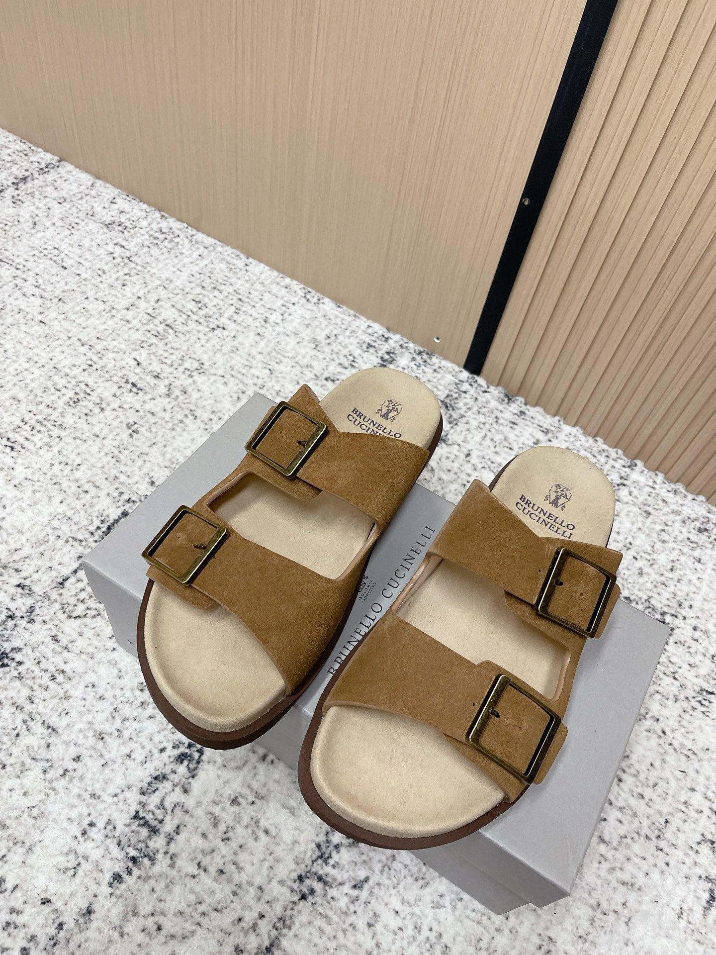 NO:787686,Top version brunello cucinelli classic retro slippers sandal series bc is a well-known Italian brand with minimalist style!  Retro and high-end!  Simple and elegant, it is a very attractive style!  The king of high-end versatile items, not limited to any occasion, suitable for daily work, fashionable and capable!  Super versatile!  Super eye-catching!  Suitable for spring, summer, autumn and winter all year round, imported cow velvet upper, water-dyed sheepskin leather lining, outsole Italian molded outsole Size #39-44 (45 made to order, non-refundable), slippers, brunello cucinelli, sandals, slippers, cowhide, sheepskin19860909顶级版本 brunello cucinelli经典复古拖鞋 凉鞋系列 bc是意大利知名品牌,极简主义风格！ 复古又高级！简约又大气,属于非常耐看的款式！高级百搭之王 不局限任何场合,日常工作、时尚又干练！超级百搭！超级耐看！一年四季春夏秋冬皆适宜 鞋面进口牛绒 牛皮内里水染羊皮 大底意大利开模大底 Size#39-44（45订做不退换）,拖鞋,brunello cucinelli,sandals,slippers,cowhide,sheepskin,Women's Shoes