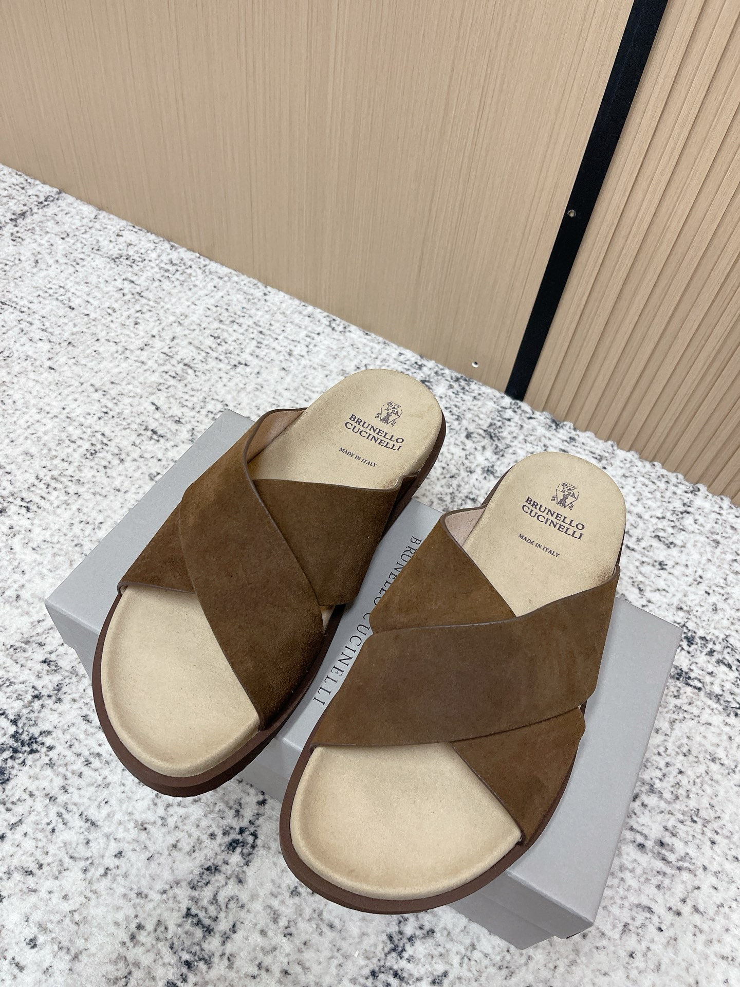 NO:787690,Top version brunello cucinelli classic retro slippers sandal series bc is a well-known Italian brand with minimalist style!  Retro and high-end!  Simple and elegant, it is a very attractive style!  The king of high-end versatile items, not limited to any occasion, suitable for daily work, fashionable and capable!  Super versatile!  Super eye-catching!  Suitable for spring, summer, autumn and winter all year round, imported cow velvet upper, water-dyed sheepskin leather lining, outsole Italian molded outsole Size #39-44 (45 made to order, non-refundable), slippers, brunello cucinelli, sandals, slippers, cowhide, sheepskin19860909顶级版本 brunello cucinelli经典复古拖鞋 凉鞋系列 bc是意大利知名品牌,极简主义风格！ 复古又高级！简约又大气,属于非常耐看的款式！高级百搭之王 不局限任何场合,日常工作、时尚又干练！超级百搭！超级耐看！一年四季春夏秋冬皆适宜 鞋面进口牛绒 牛皮内里水染羊皮 大底意大利开模大底 Size#39-44（45订做不退换）,拖鞋,brunello cucinelli,sandals,slippers,cowhide,sheepskin,Women's Shoes