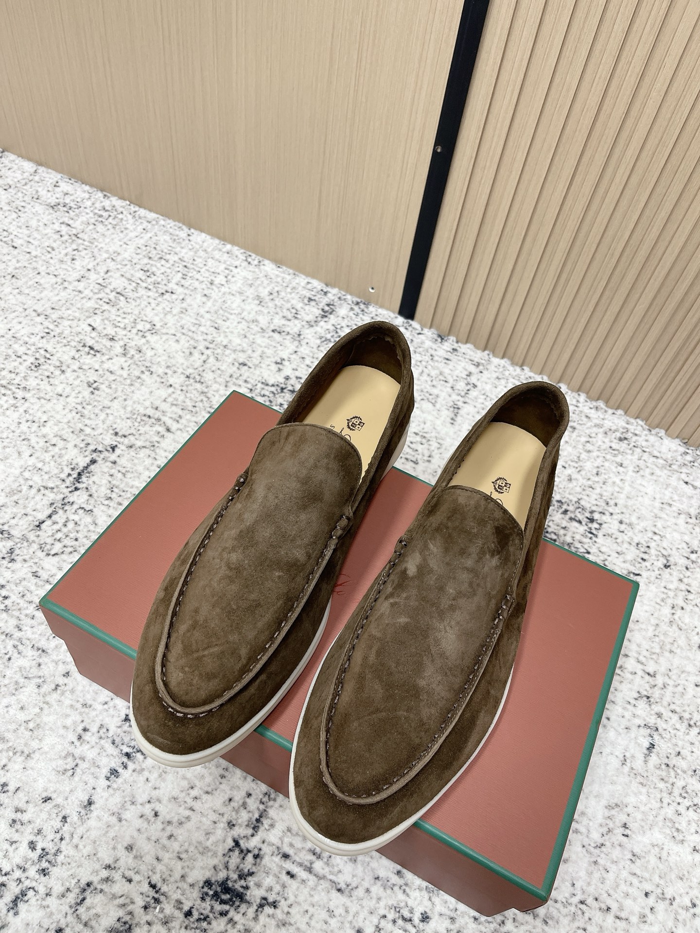 NO:787681,Top version Loropiana LP new men's size old money style loafers. LP has always been a design style based on ease of wear and comfort. In recent years, the old money style has been super worn. These loafers are no exception. The design concept of the simple original hardware buckle is decorated with the brand's classic colors, which makes it extremely simple!  Really a pair of items that can be worn regardless of age, occupation or outfit. Leather material selection: imported sheep lining: sheepskin lining original milk color outsole Size men's 39-44 (38.45 custom-made and non-refundable), loafers, loro piana, loro piana, loafers, sheepskin, sheep19860909顶级版本 Loropiana LP 新款男码老钱风乐福鞋 LP一直是以好穿舒适为主的设计风格 这几年老钱风穿搭超级 这款乐福鞋也不例外 简约原版五金扣的设计理念搭配品牌经典的颜色做点缀显得格外极简！真的做到一双不分年龄不分职业不分穿搭都可以驾驭的单品 皮料选用 : 进口羊猄 内里: 羊皮内里 原版牛奶色大底 Size男款39-44（38.45定做不退换）,乐福鞋,loro piana,loro piana,loafers,sheepskin,sheep,Women's Shoes