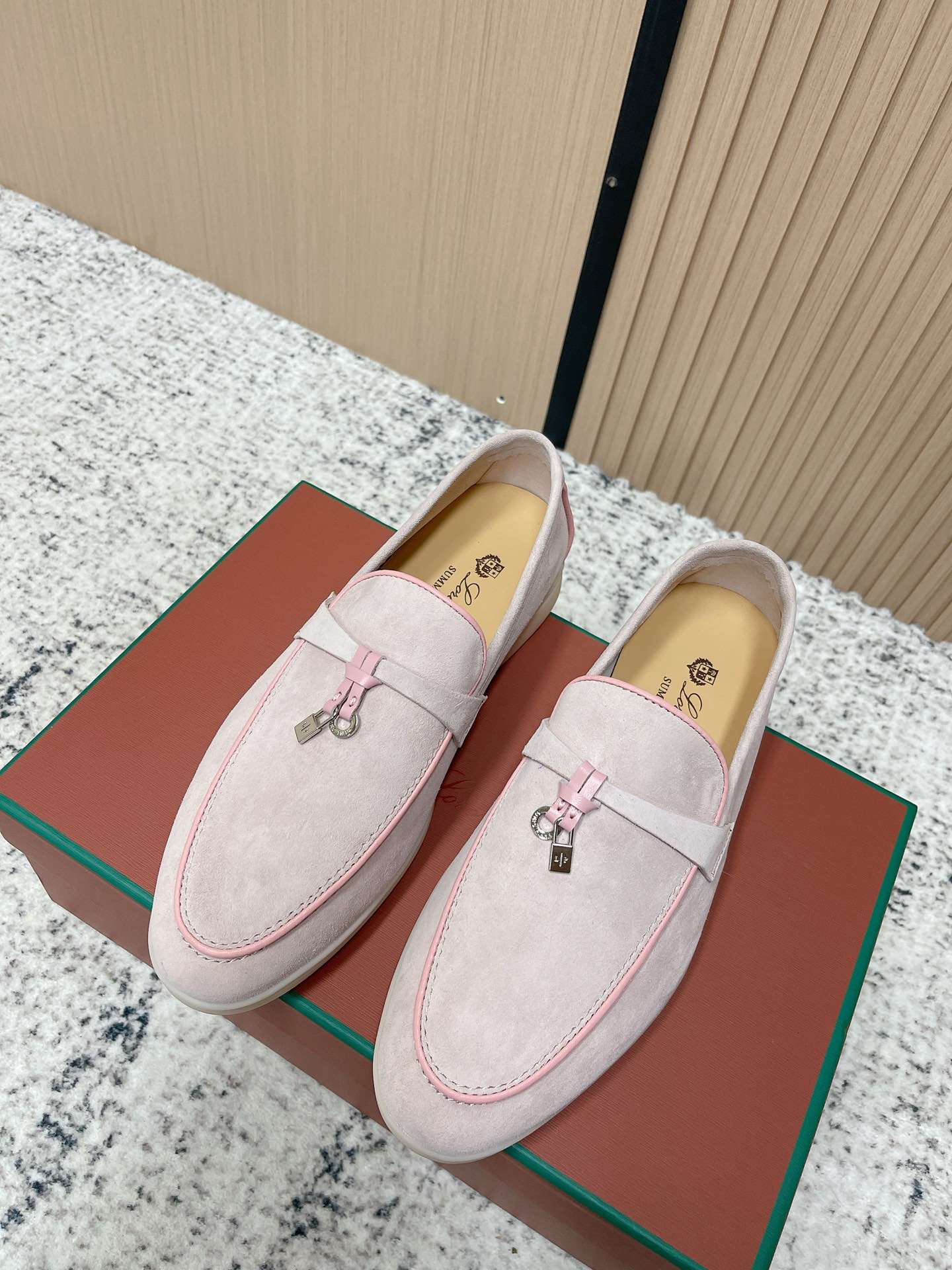 NO:787684,The top version of Loropiana LP casual loafers for couples. LP has always been a design style based on ease of wear and comfort. In recent years, the old-money style has been super worn. These loafers are no exception. The design concept of the simple original hardware buckle is particularly minimalist when embellished with the brand's classic colors!  It is really a pair of items that can be worn regardless of age, occupation or outfit. Leather material selection: imported sheep lining: sheepskin lining original milk color outsole Size 35-44 (female 40.41 men 38.45 custom-made and non-returnable), loafers, loro piana, loro piana, loafers, sheepskin, sheep19860909顶级版本 Loropiana LP 情侣款休闲乐福鞋 LP一直是以好穿舒适为主的设计风格 这几年老钱风穿搭超级 这款乐福鞋也不例外 简约原版五金扣的设计理念搭配品牌经典的颜色做点缀显得格外极简！真的做到一双不分年龄不分职业不分穿搭都可以驾驭的单品 皮料选用 : 进口羊猄 内里: 羊皮内里 原版牛奶色大底 Size35-44（女40.41男38.45定做不退换）,乐福鞋,loro piana,loro piana,loafers,sheepskin,sheep,Women's Shoes