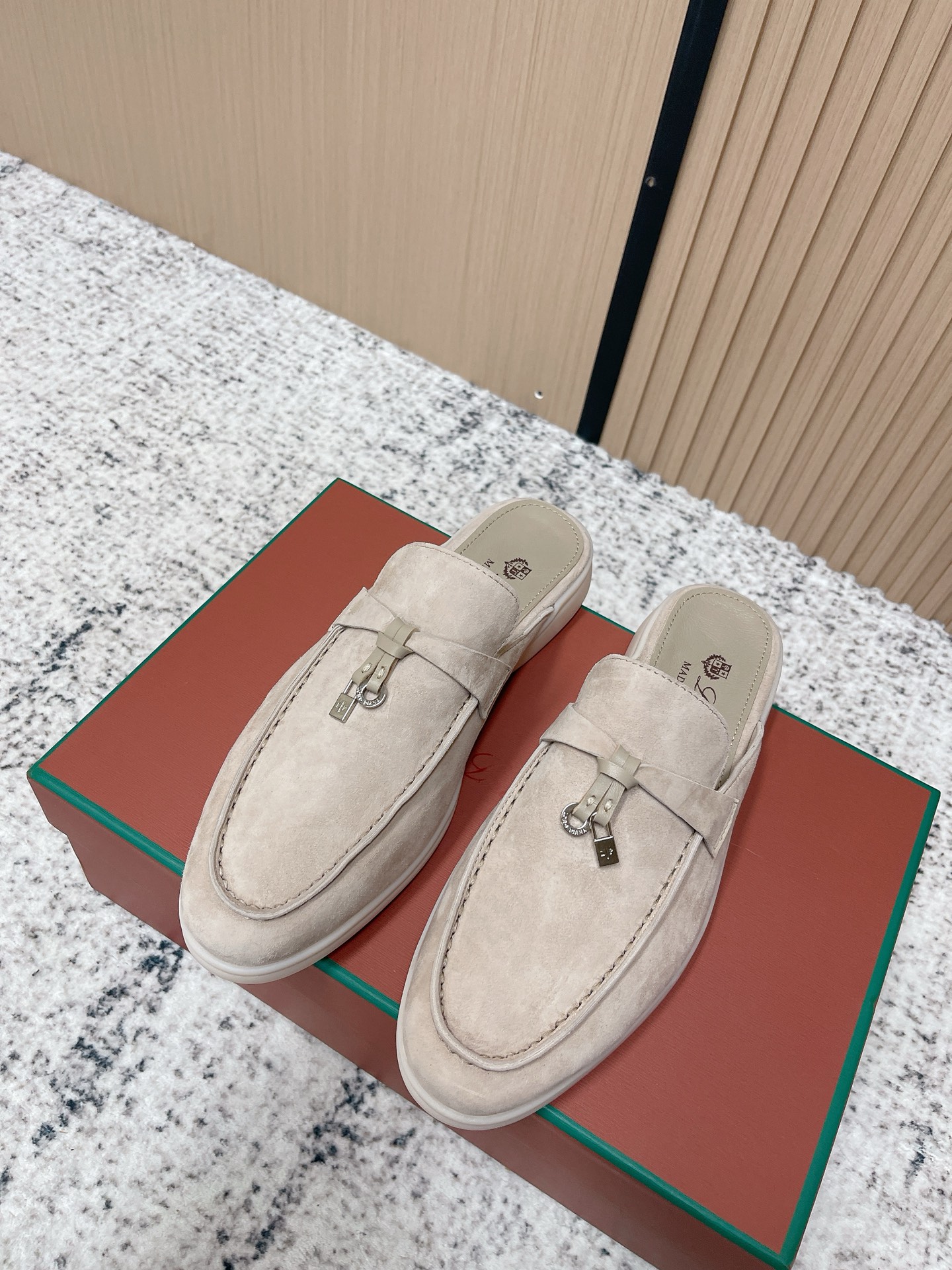 NO:787678,The top version of Loropiana LP casual loafers for couples. LP has always been a design style based on ease of wear and comfort. In recent years, the old-money style has been super worn. These loafers are no exception. The design concept of the simple original hardware buckle is particularly minimalist when embellished with the brand's classic colors!  It is truly a pair of items that can be worn regardless of age, occupation or outfit. Leather material selection: imported sheep lining: sheepskin lining original milk color outsole Size 35-44 (female 40.41 male 38.45 custom-made and non-returnable), half drag, loro piana, loro piana, loafers, sheepskin, sheep19860909顶级版本 Loropiana LP 情侣款休闲乐福鞋 LP一直是以好穿舒适为主的设计风格 这几年老钱风穿搭超级 这款乐福鞋也不例外 简约原版五金扣的设计理念搭配品牌经典的颜色做点缀显得格外极简！真的做到一双不分年龄不分职业不分穿搭都可以驾驭的单品 皮料选用 : 进口羊猄 内里: 羊皮内里 原版牛奶色大底 Size35-44（女40.41男38.45定做不退换）,半拖,loro piana,loro piana,loafers,sheepskin,sheep,Women's Shoes