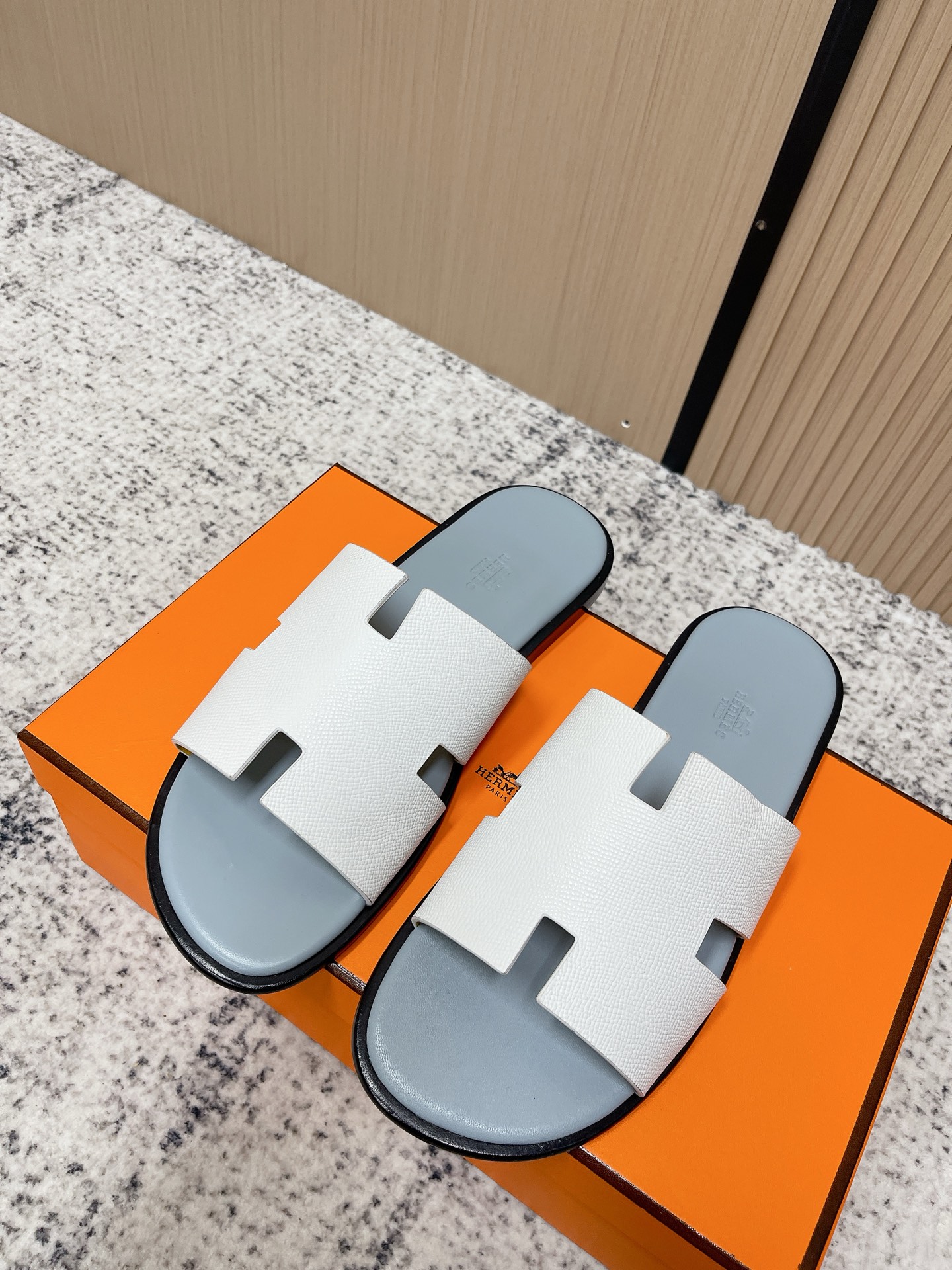 NO:787693,Hermes Hermès H family is the most classic, timeless, high quality, pursuit of perfect workmanship details, upper foot comfort, easy to control, men's slippers, material, cowhide, lining, mixed sheepskin, material, foot pads, mixed sheepskin, material, outsole, Italian genuine leather, code number 39-44 (38.45.46 custom code number), slippers, hermes, hermes, slippers, cowhide, sheepskin19860909Hermes爱马仕H家最经典永不过时高品质追求完美做工细节上脚舒适度男士拖鞋轻松驾驭 材质面料牛皮 材质内里混种羊皮 材质垫脚混种羊皮 材质大底意大利真皮 码数39-44（38.45.46定做码数）,拖鞋,hermes,hermes,slippers,cowhide,sheepskin,Women's Shoes