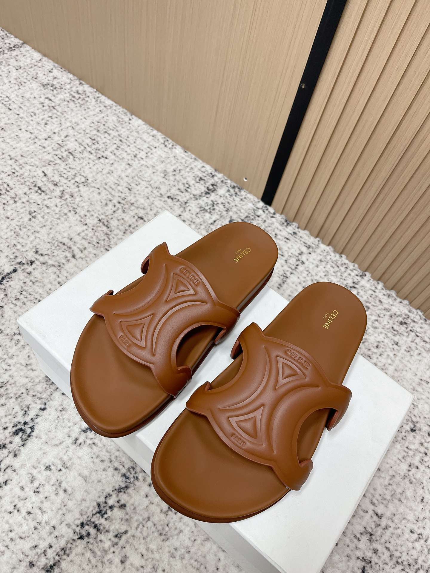 NO:787691,Top version Celine 26ss spring and summer new Rome thick-soled Arc de Triomphe slippers, must-have holiday style Celine beach shoes, thick-soled slippers, don't be too convenient to wear slippers [strong] Purchase the original version and develop it. The latest counter19860909顶级版本 Celine 26ss春夏新款罗马厚底凯旋门 拖鞋 度假风必备 赛琳沙滩鞋,厚底拖鞋 穿拖不要太方便了[强]原版本购入开发 专柜最新 进口羊皮面料超级柔软舒适原版本开模橡胶大底 码数35-41（40.41定做）,拖鞋,celine,celine,slippers,sheepskin,Women's Shoes