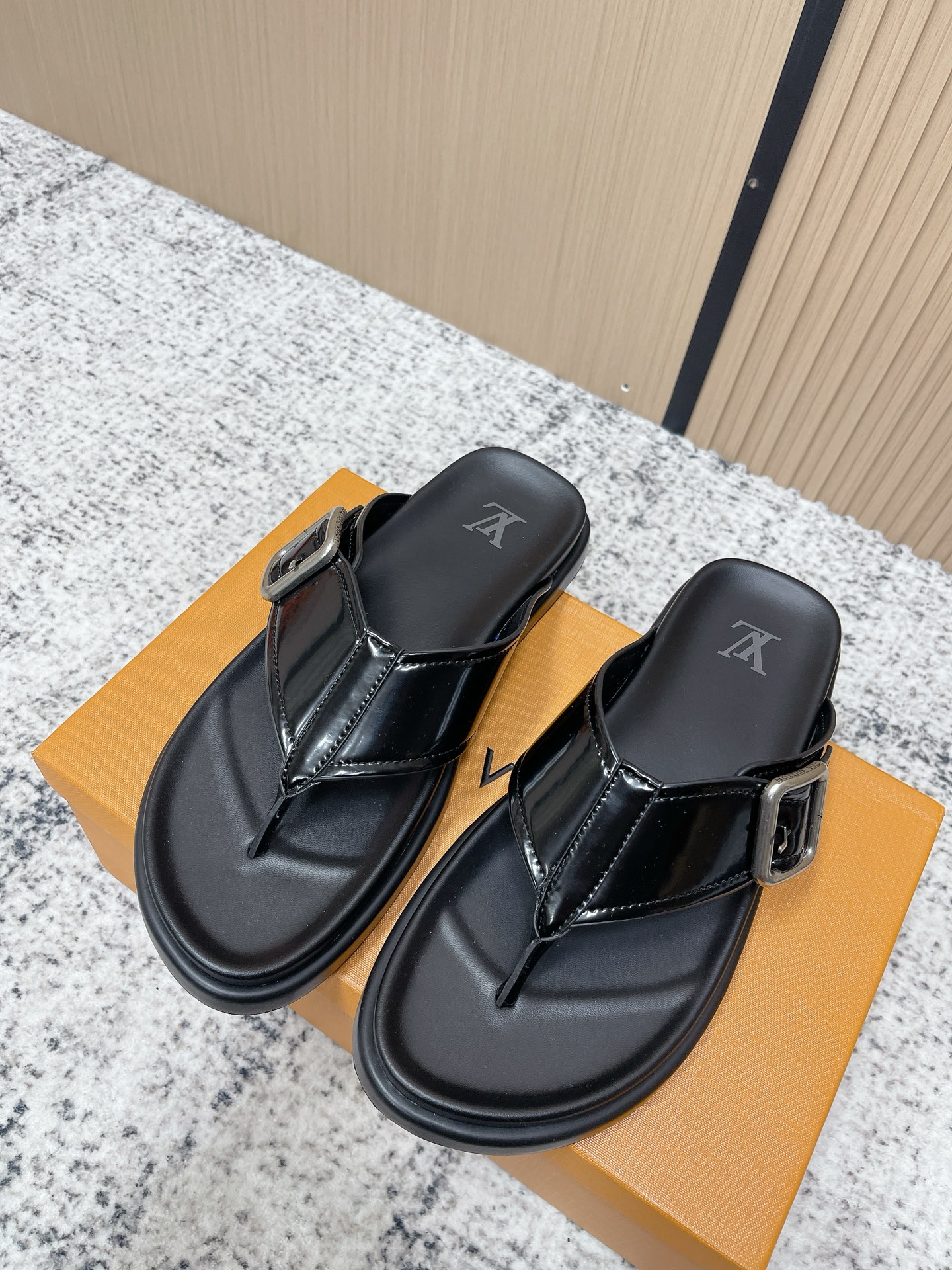 NO:787689,The top version of LOUIS VUITTON Lv Lujia 26/ The latest one-word cross-strap thong slippers for summer are simple and recognizable. The cross-strap design is comfortable and fit, the insole is printed with the LV logo, and the details are perfect. The flat-bottom structure is perfect for daily wear or vacation. It can be easily matched with casual clothes, fashionable and practical!  Size: #39-46 (customized at 45.46), split-toe shoes, louis vuitton, louis vuitton, louis vuitton, louis vuitton, slippers19860909顶级版本 LOUIS VUITTON Lv 驴家 26/ 夏季最新 一字 交叉带 夹趾 拖鞋 简约又有辨识度.交叉带设计,舒适贴合,鞋垫印有LV标志,细节满分.平底结构,日常穿或度假都超合适,轻松搭配休闲服饰,时尚又实用！ Size: #39-46(45.46订做）,分趾鞋,louis vuitton,louis vuitton,louis vuitton,louis vuitton,slippers,Women's Shoes