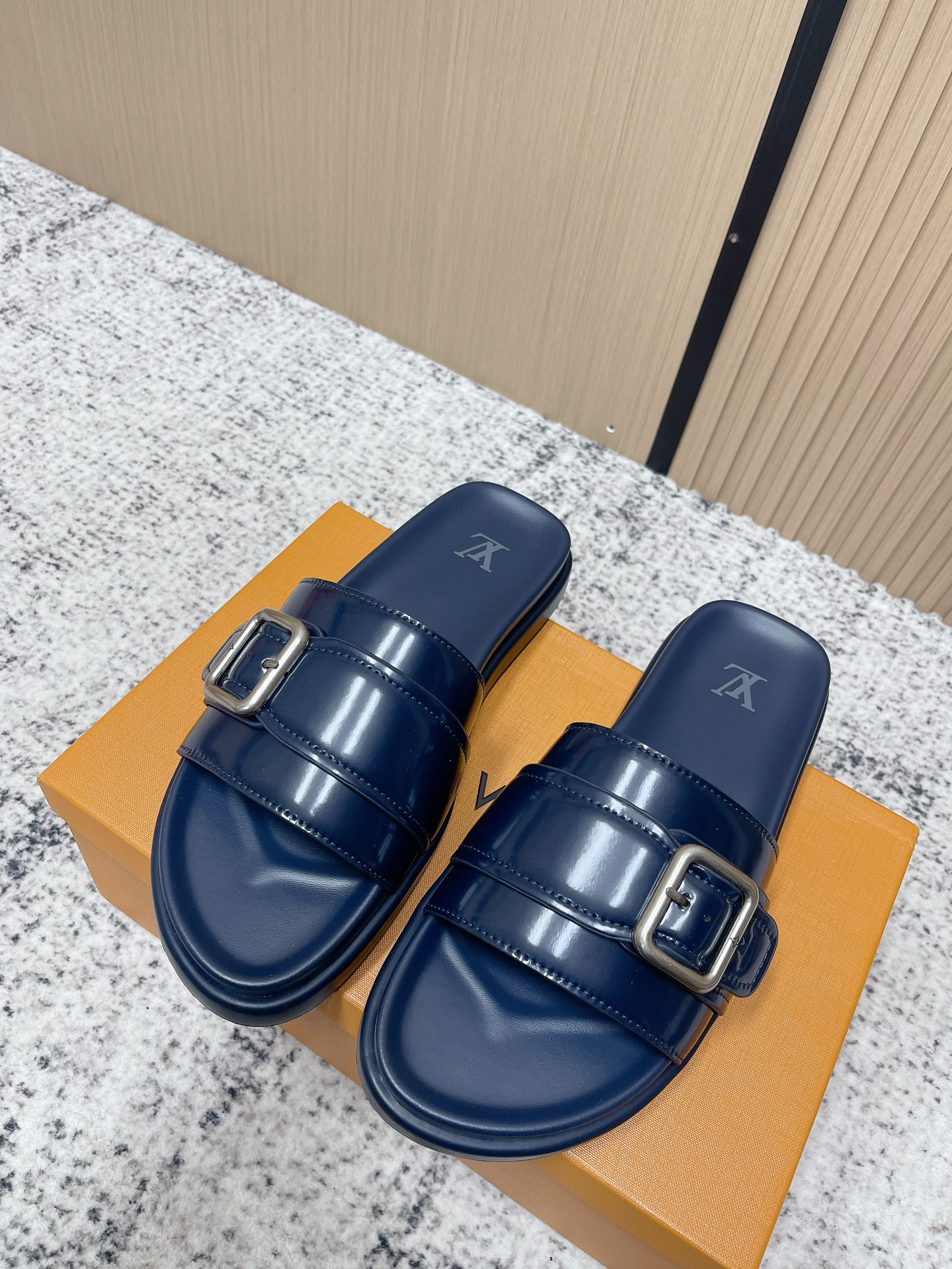 NO:787679,The top version of LOUIS VUITTON Lv Lujia 26/ The latest one-word cross-strap thong slippers for summer are simple and recognizable. The cross-strap design is comfortable and fit, the insole is printed with the LV logo, and the details are perfect. The flat-bottom structure is perfect for daily wear or vacation. It can be easily matched with casual clothes, fashionable and practical!  Size: #39-46 (customized at 45.46), slippers, louis vuitton, louis vuitton, louis vuitton, louis vuitton, slippers19860909顶级版本 LOUIS VUITTON Lv 驴家 26/ 夏季最新 一字 交叉带 夹趾 拖鞋 简约又有辨识度.交叉带设计,舒适贴合,鞋垫印有LV标志,细节满分.平底结构,日常穿或度假都超合适,轻松搭配休闲服饰,时尚又实用！ Size: #39-46(45.46订做）,拖鞋,louis vuitton,louis vuitton,louis vuitton,louis vuitton,slippers,Women's Shoes