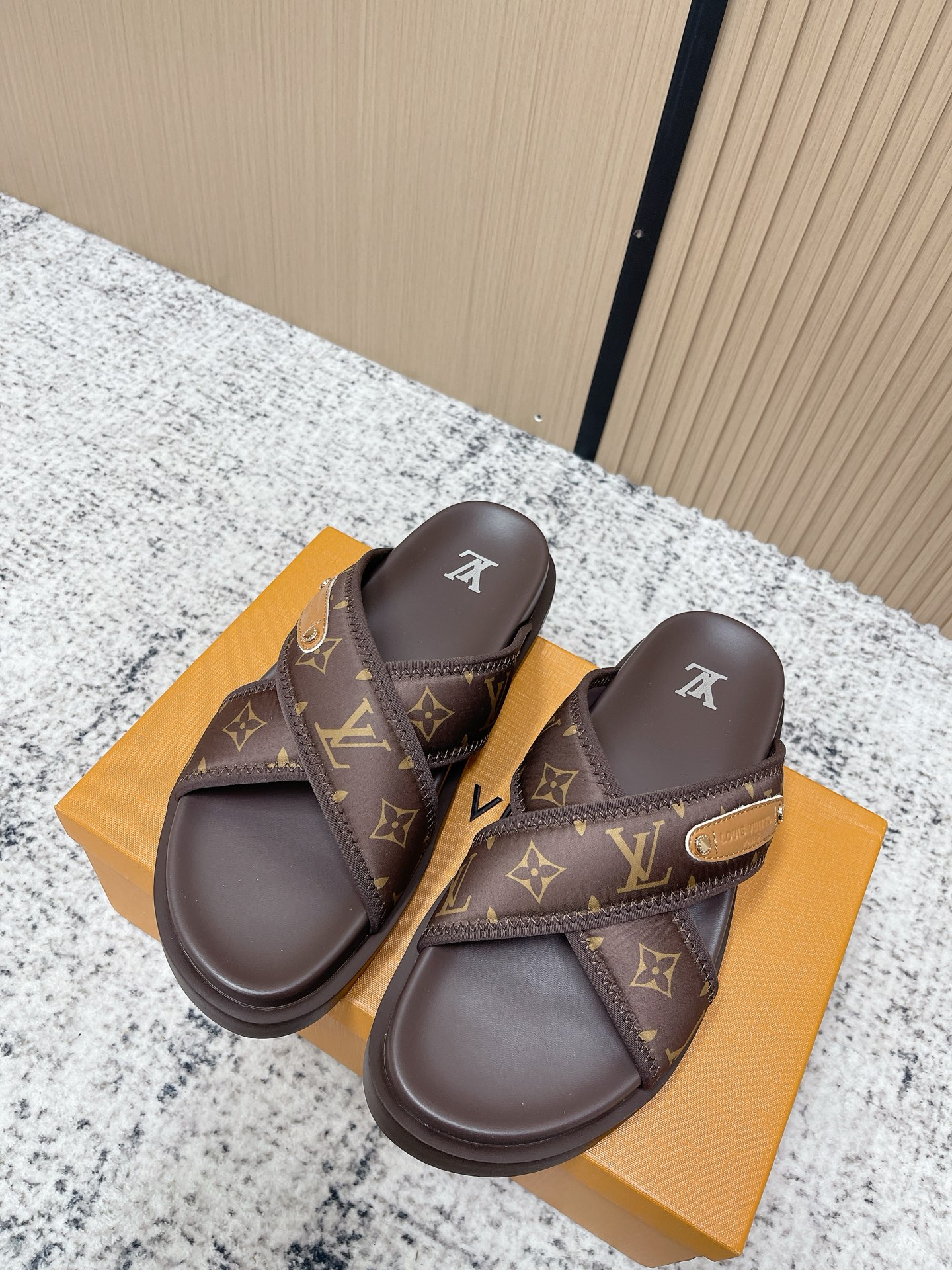 NO:787682,Top version LOUIS VUITTON Lv LV Jia 26/ The latest one-word cross-strap slippers for summer are simple and recognizable. The cross-strap design is comfortable and fit, the insole is printed with the LV logo, and the details are perfect. The flat-bottom structure is perfect for daily wear or vacation. It can be easily matched with casual clothes, fashionable and practical!  Size: #39-46 (customized at 45.46), slippers, louis vuitton, louis vuitton, louis vuitton, louis vuitton, slippers19860909顶级版本 LOUIS VUITTON Lv 驴家 26/ 夏季最新 一字 交叉带 拖鞋 简约又有辨识度.交叉带设计,舒适贴合,鞋垫印有LV标志,细节满分.平底结构,日常穿或度假都超合适,轻松搭配休闲服饰,时尚又实用！ Size: #39-46(45.46订做）,拖鞋,louis vuitton,louis vuitton,louis vuitton,louis vuitton,slippers,Women's Shoes