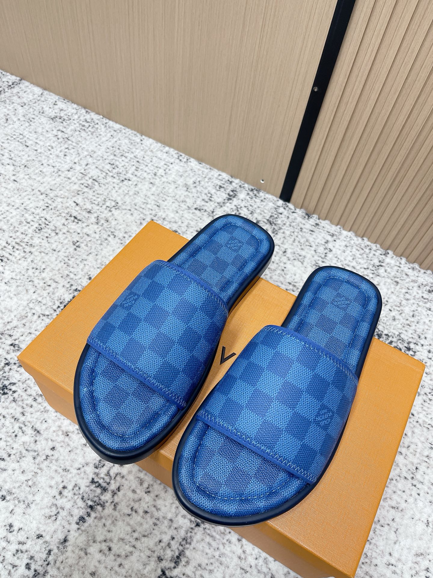 NO:787685,The top version of LOUIS VUITTON Lv Lujia 26/ The latest men's slippers for summer are simple and recognizable. The cross strap design is comfortable and fit, the insole is printed with the LV logo, and the details are perfect. The flat bottom structure is perfect for daily wear or vacation. It can be easily matched with casual clothes, fashionable and practical!  Size: #39-46 (customized at 45.46), slippers, louis vuitton, louis vuitton, louis vuitton, louis vuitton, slippers19860909顶级版本 LOUIS VUITTON Lv 驴家 26/ 夏季最新 男款 拖鞋 简约又有辨识度.交叉带设计,舒适贴合,鞋垫印有LV标志,细节满分.平底结构,日常穿或度假都超合适,轻松搭配休闲服饰,时尚又实用！ Size: #39-46(45.46订做）,拖鞋,louis vuitton,louis vuitton,louis vuitton,louis vuitton,slippers,Women's Shoes