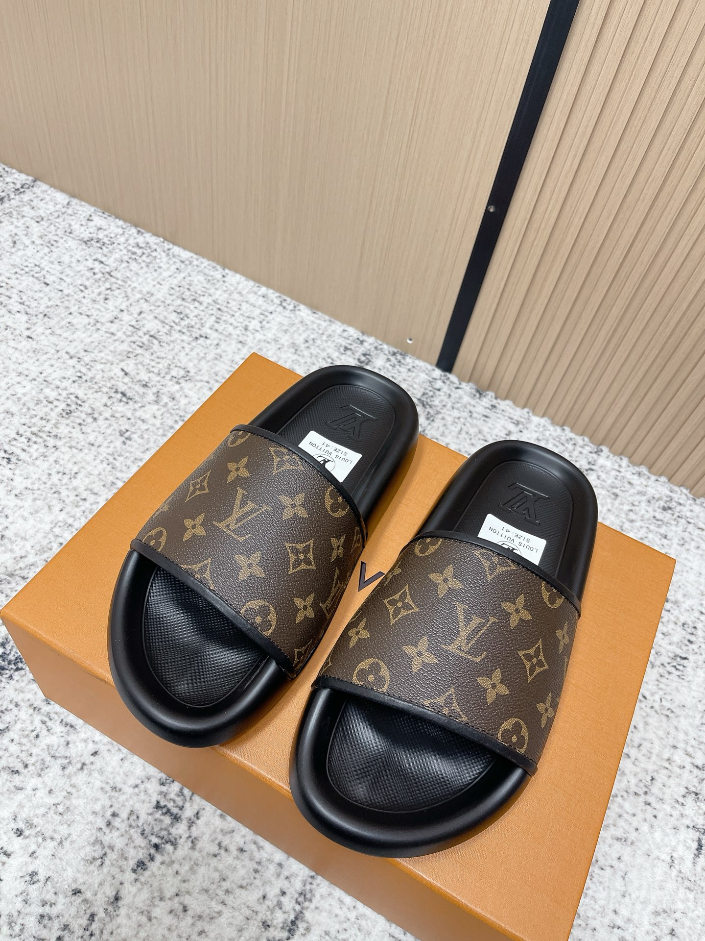 NO:787687,The top version of LOUIS VUITTON Lv Lujia 26/ The latest couple slippers for summer are simple and recognizable. Comfortable and fit, the insole is printed with the LV logo, and the details are perfect. The flat bottom structure is perfect for daily wear or vacation. It can be easily matched with casual clothes, fashionable and practical!  Size: #33-44 (40.41 for women and 45.46 for men, customized), slippers, louis vuitton, louis vuitton, louis vuitton, louis vuitton, slippers19860909顶级版本 LOUIS VUITTON Lv 驴家 26/ 夏季最新 情侣 拖鞋 简约又有辨识度.舒适贴合,鞋垫印有LV标志,细节满分.平底结构,日常穿或度假都超合适,轻松搭配休闲服饰,时尚又实用！ Size: #33-44(女40.41 男45.46订做）,拖鞋,louis vuitton,louis vuitton,louis vuitton,louis vuitton,slippers,Women's Shoes