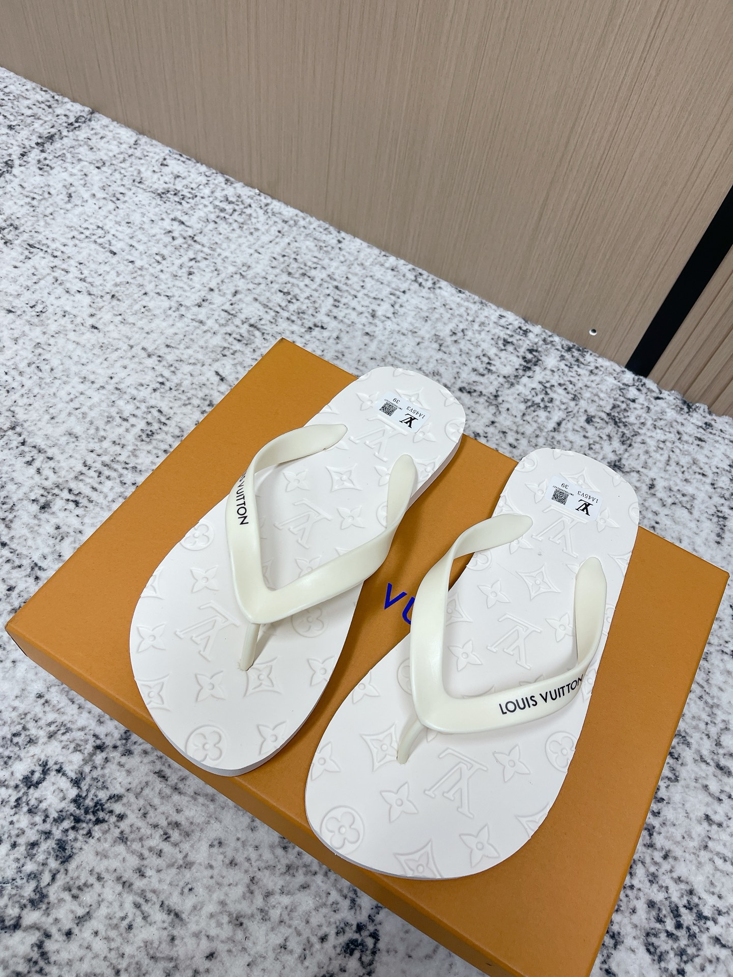 NO:787676,lv-Louis Vuitton flip-flops men's slippers series, the favorite of foreign buyers, new sandals, high-end boutique, exquisite embossed logo decoration on the upper, fine workmanship, super soft soles, casual, loose and comfortable, a must-have in summer!  nsize39-44, split-toe shoes, louis vuitton, louis vuitton, slippers19860909lv-路易威登 人字拖 男款 拖鞋系列 外单的最爱 新品凉拖鞋,高端精品,鞋面精致压花logo装饰,精细做工,鞋底超软,休闲宽松舒适型,夏季必入哦！ nsize39-44,分趾鞋,louis vuitton,louis vuitton,slippers,Women's Shoes