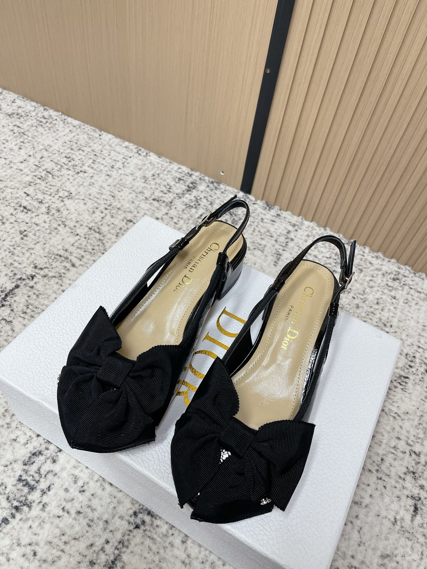 NO:789110,Purchasing level 26sDior D-My metal letter buckle pointed-toe high-heeled shoes flat kitten heel back sandals This My Dior high-heeled shoes are a new product of the 2025 spring and summer ready-to-wear series, showing exquisite elegance. Carefully crafted from cow leather, with a pointed toe design and embellished with a gold-finished metal Christian Dior Paris logo, they are highly recognizable and highlight Dior's extraordinary craftsmanship.  The hollow decorative graphic style heels complement each other, making the fashionable design more elegant. 323 Size 35-39 (40.41 custom-made, non-refundable), sandals, dior, dior, sandals, high heels, cowhide19860909代购级 26sDior迪奥D-My 五金字母扣尖头高跟鞋平底小猫跟后空凉鞋 这款My Dior 高跟鞋是二零二五春夏成衣系列新品,彰显精致的优雅气质. 采用牛皮革精心制作,尖头设计,点缀以金色饰面金属Christian Dior Paris标志,富有辨识度,彰显Dior 非凡的精湛工艺. 镂空装饰图形风格鞋跟相得益彰,令时尚的设计更显典雅323 码数35-39（40.41定做不退换）,凉鞋,dior,dior,sandals,high heels,cowhide,Women's Shoes