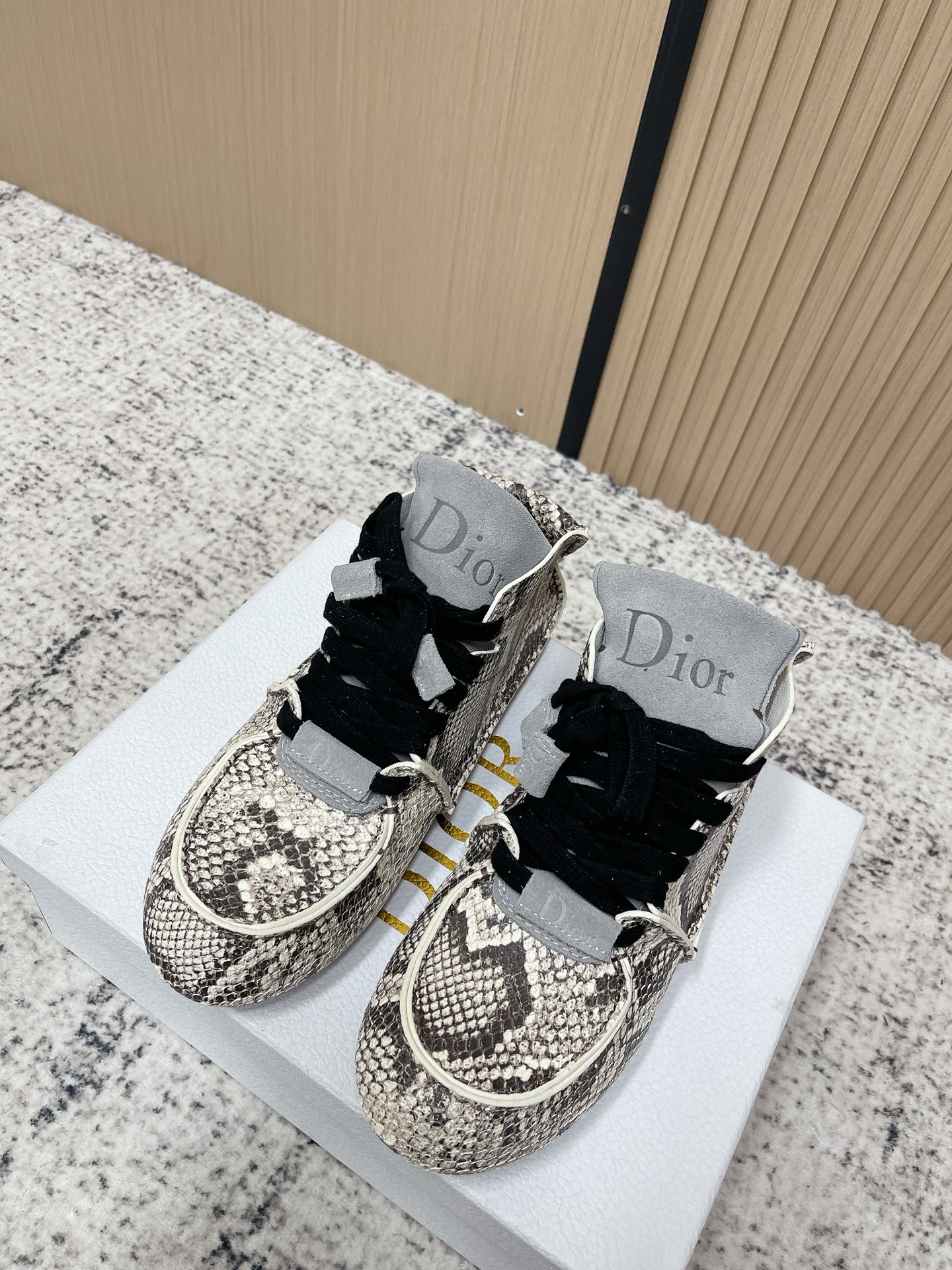 NO:788883,Top version of Dior Dior, exclusive first release of molds, bread shoes, casual sports shoes, original development and production, simple style without losing style. Peas sole design base matching, unique design highlights personality. Every detail tells fashion and quality, wear it, take a confident step, start the trend journey. Fabric: Original custom imported first-layer cowhide. Lining: Original custom soft sheepskin lining. Outsole: Original molding Size:  Men's 39-44, casual shoes/sports shoes, dior, dior, sneakers, cowhide, sheepskin19860909顶级版本 Dior迪奥、独家开模首发、面包鞋 休闲 运动鞋 原版开发 做货 风格简约而不失格调.豆豆鞋底设计基底搭配、独特的设计彰显个性.每一处细节都诉说着时尚与品质,穿上它,踏出自信步伐,开启潮流之旅 面料: 原版定制进口头层牛皮 内里: 原版定制柔软羊皮里 大底: 原版开模 Size: 男款39-44,休闲鞋/运动鞋,dior,dior,sneakers,cowhide,sheepskin,Women's Shoes