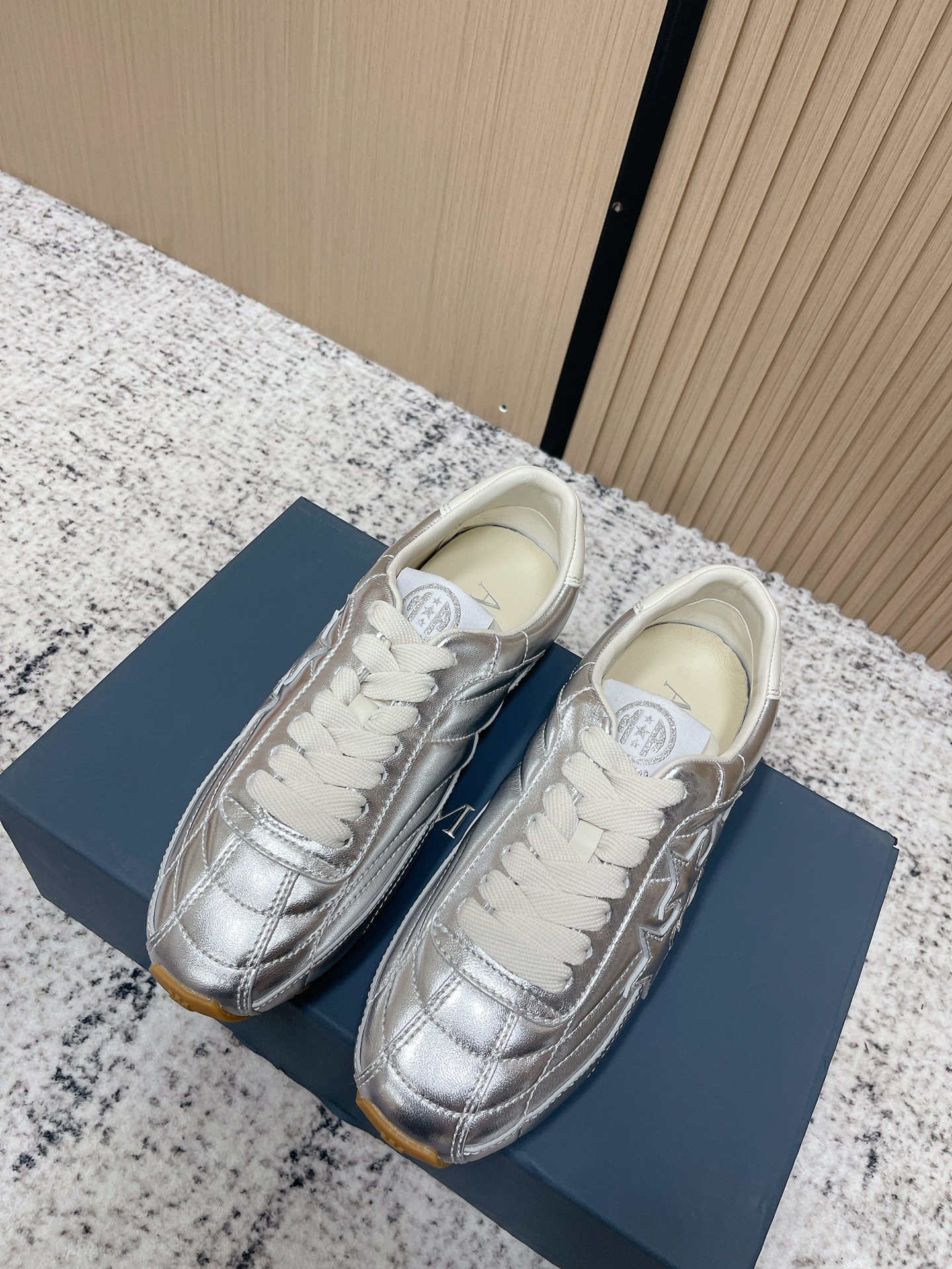 NO:788909,Top version amiri 26ss new arrival～Three-star casual sports shoes AMIRI thin-soled moral training shoes, retro and fashionable!  The thin-soled design is light and comfortable, making daily wear stress-free. Whether worn with a skirt or casual pants, it can easily create a lazy and high-end look. It is a versatile tool for retro and minimalist styles!  size:35-40,casual shoes/sports shoes,amiri,sneakers,skirts19860909顶级版本 amiri 26ss new arrival～三颗星休闲运动鞋 AMIRI薄底德训鞋,复古又时髦！薄底设计轻盈舒适,日常穿搭无压力,无论配裙装还是休闲裤,都能轻松打造慵懒高级感,是复古风&极简风穿搭的百搭神器！ size:35-40,休闲鞋/运动鞋,amiri,sneakers,skirts,Women's Shoes
