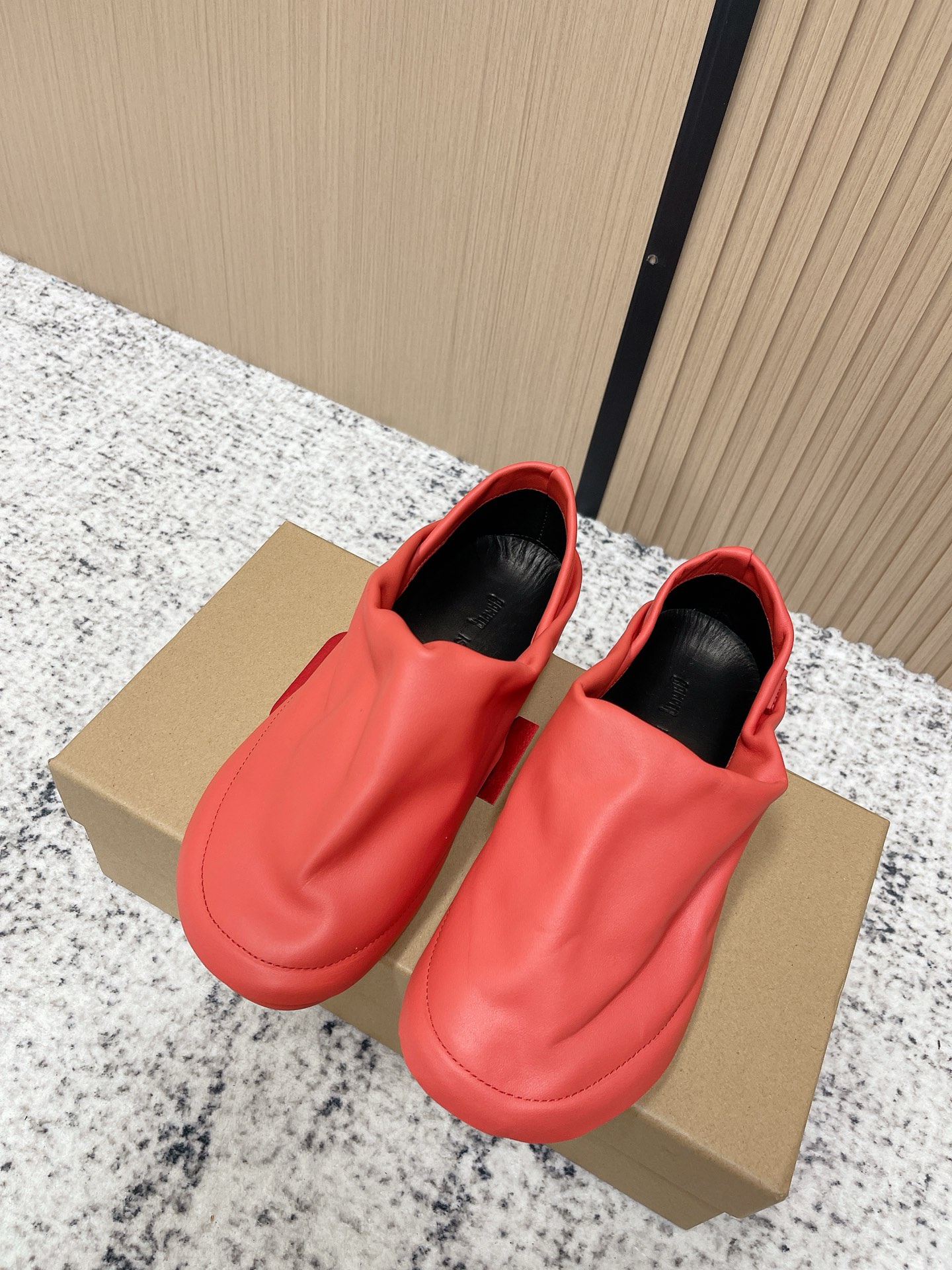 NO:788906,The top version of CAMPER  With family elements, explore how a single piece of material wraps and drapes over the foot. The final silhouette of the shoe is smart, emotional, and organic, integrating the heritage of both brands. Upper material: imported calfskin, lining sheepskin, outsole, original molded rubber outsole, size 35-40 (non-refundable for 40 customizations), ballet shoes, isseymiyake, cowhide, sheepskin19860909顶级版本 CAMPER × ISSEY MIYAKE三宅一生首次合作系列2026春夏鞋款 由 ISSEY MIYAKE 设计师 Satoshi Kondo (近藤悟史) 领衔设计. 本系列以 ISSEY MIYAKE 标志性的“一块布”理念为起点,鞋履设计借鉴了 Camper 标志性的 Peu 家族元素,探索单一片材如何包裹并垂坠于足部.最终呈现的鞋履轮廓灵动、感性、有机,融合了双方品牌的传承. 鞋面材质进口小牛皮 内里羊皮 大底原版开模橡胶大底 码数35-40（40定制不退换）,芭蕾舞鞋,isseymiyake,cowhide,sheepskin,Women's Shoes