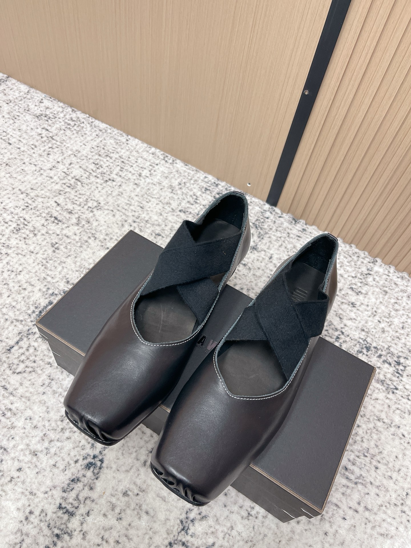 NO:788903,The top version of Uma Wang dark ballet shoes, retro style, a pair of classic ballet shoes that every girl must have in her shoe cabinet! Irreplaceable, irreplaceable, mysterious and full of emotion! The square toe has slight traces of distress, and it will not look out of place when paired with an elegant skirt or a dark style design. The upper is made of full vegetable tanned leather embryos, hand-rubbed with Zp craftsmanship, 'washed' old leather outsole, and imported full leather superimposed heels.  Customized original pure cotton distressed elastic, the ones used on the market are all polyester, and there is no original furry and wrinkled feeling. The sole mark line is hand-sewn in one piece. Size 35-40, ballet shoes, skirts, Leather soles19860909顶级版本 Uma Wang 暗黑系芭蕾舞鞋 复古风 女生鞋柜中都必备的一双经典芭蕾舞鞋!不可替代,无法超越,神秘又富有情感! 方头轻微做旧的痕迹,搭配气质优雅的小裙子还是暗黑风格的设计都不显得突兀 鞋面采用全植鞣皮胚手工擦色 Zp 工艺滚筒“水洗”做旧真皮大底 进口全真皮叠加鞋跟 定制原版纯棉做旧松紧带,市面上用的统统为涤纶,并无原版毛毛皱皱的感觉 鞋底马克线手工一体缝制 码数35-40,芭蕾舞鞋,skirts,Leather soles,Women's Shoes