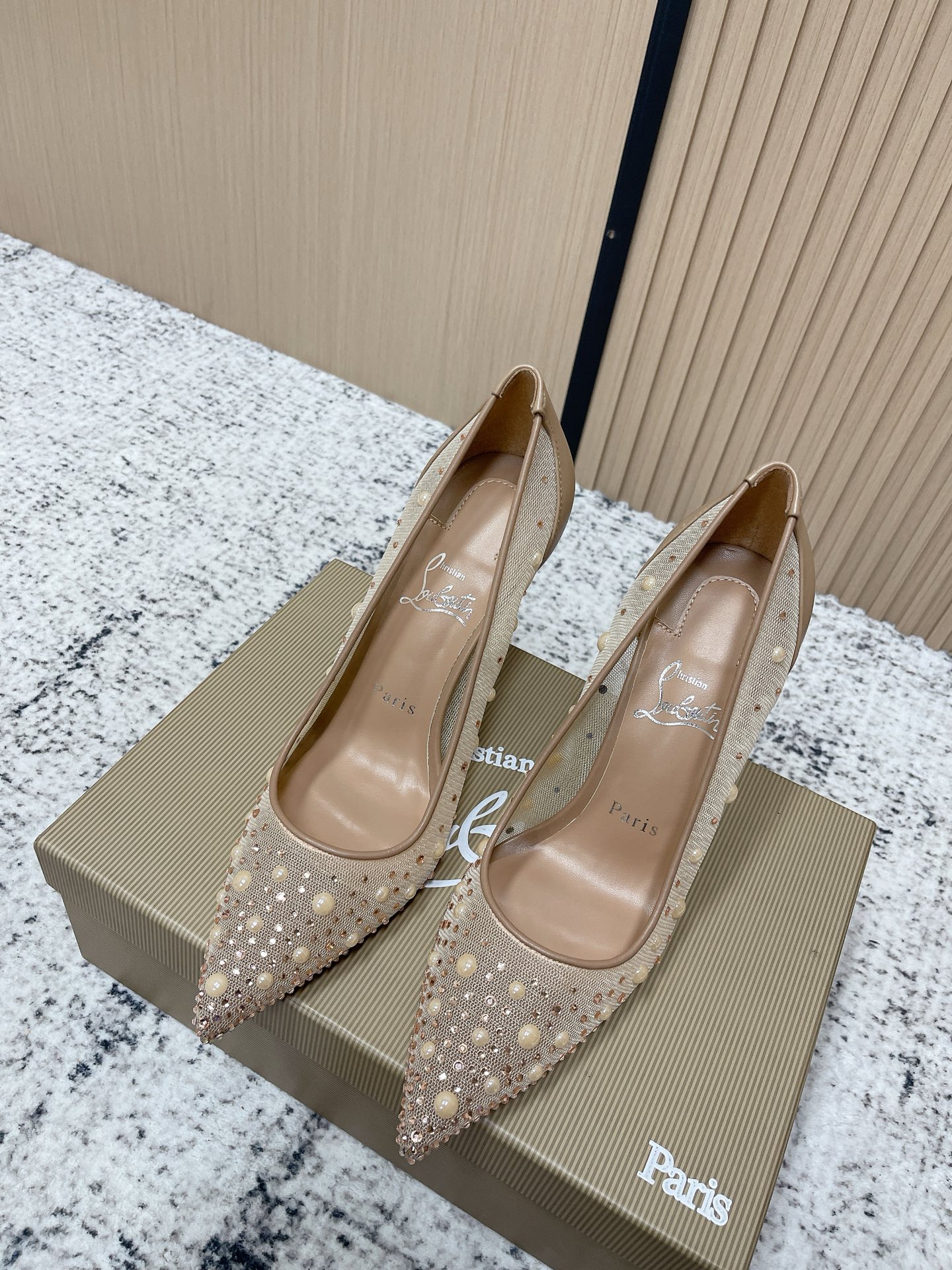 NO:788897,Top version of Christian Louboutin | 2026s original CL new show high heels~ Fashion catwalk red-soled sandals New red-soled metal and fiery rose high-heeled shoes There is nothing to say, they are completely beautiful and crazy #fatal temptation Upper: Beautiful new style, blooming roses on the toes, sewn into flowers from petals to crystal inlays are all hand-sewn. The upper feet are exquisite and attractive. The material is imported mesh diamonds, lining sheepskin lining, and the outsole is original imported top quality leather outsole.  Size35–39 (40.41 custom-made, non-returnable) Heel height 10cm, high-heeled shoes, sandals, high heels, sheepskin, Leather soles19860909顶级版 Christian Louboutin | 2026s原版CL全新秀款高跟鞋～ 时装走秀红底凉鞋 新款红底金属跟火红玫瑰高跟鞋 没什么好说的就是一整个美疯#致命的诱惑 鞋面:绝美的新款,盛放足尖上的玫瑰,从花瓣缝制为花朵,在到水晶的镶嵌均全部纯手工缝制 上脚精致逼人 材质进口网钻 内里羊皮里 大底原版进口顶级真皮大底 Size35–39（40.41订做不退换） 跟高10cm,高跟鞋单鞋,sandals,high heels,sheepskin,Leather soles,Women's Shoes