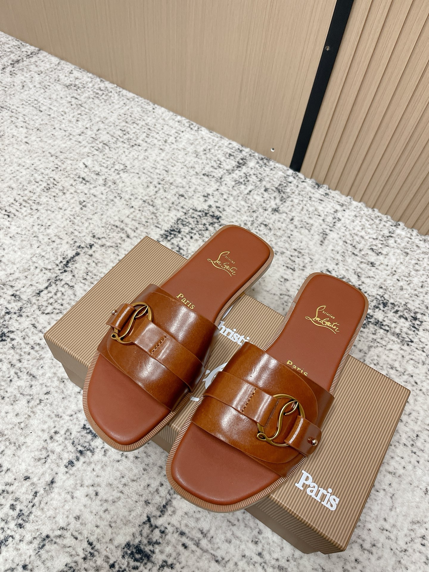 NO:788894,Purchasing agent level relaunches the Christian Louboutin (CL) logo design. The latest catwalk model of red-soled shoes is referred to as CL. The red-soled shoes T-stage catwalk model has a new and refreshing feel with a little extravagance. The upper foot is very perfect, elegant and crystal clear. All accessories, materials and patterns are all customized at the original 1:1, zero distance from the original. The upper is cowhide + unique logo. The inner sheepskin outsole is the original one-to-one molded non-slip two-color outsole with logo.  Size 35-39 (40.41 cannot be returned or exchanged if ordered), slippers, christian louboutin, slippers, cowhide, sheepskin19860909代购级 重磅推出 Christian Louboutin（CL）标识设计 红底鞋最新走秀款简称CL 红底鞋T台走秀款小新清风带点贵气的感觉,上脚非常完美优雅大方,晶莹剔透,无论各种配件 材质 格位 都是原版1:1定制,与原版零距离 鞋面牛皮+独特标识 内里羊皮 大底原版一比一开模防滑双色带标大底 码数35-39（40.41订不做退不换）,拖鞋,christian louboutin,slippers,cowhide,sheepskin,Women's Shoes