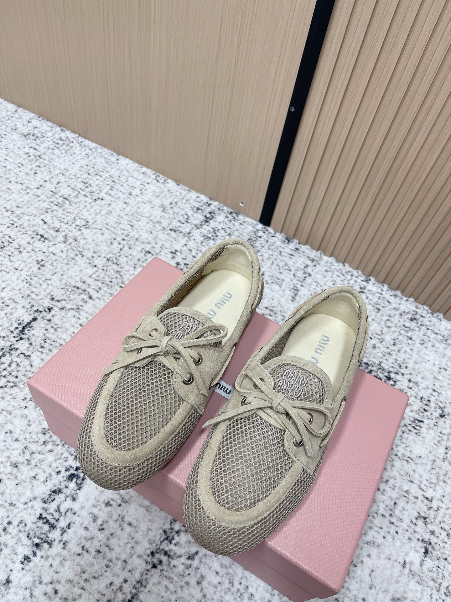 NO:788891,Top version MiuMiu 26 / New spring and summer mesh loafers are hotly arrived, a must-have item for spring and summer. The breathable mesh upper is matched with a simple lace-up bow design, which makes the whole pair of shoes lively in an instant. The lazy one-step design makes it convenient and quick to go out with casual concave shapes. The original open-molded rubber outsole Size 35-39 (40.41. Customized, non-refundable), loafers, miumiu, loafers19860909顶级版本 MiuMiu 缪缪 26 / 春夏新款网面乐福鞋 火爆来袭,春夏穿搭必备单品鞋面透气网面搭配简约系带蝴蝶结设计,一瞬间整双鞋灵动了起来 懒人一脚蹬设计,出门方便快捷随意凹造型 大底原版开模橡胶大底 Size35-39（40.41.定做不退换）,乐福鞋,miumiu,loafers,Women's Shoes