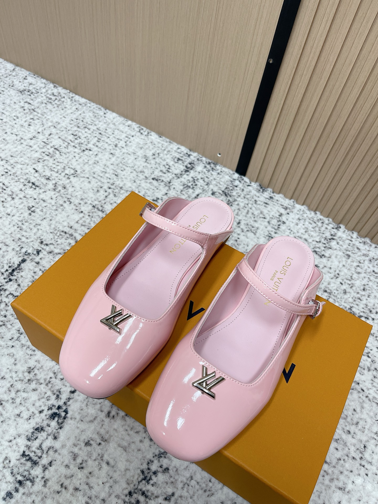 NO:788888,The top version of LV patent leather Mary Jane shoes, classic round toe + metal 'LV' logo, high brand recognition!  The upper has a strong luster and is easy to clean, making it easy to control for daily commuting or formal occasions. The back space + adjustable buckle makes it easy to put on and take off and is stable, and the flat design is super comfortable for walking ~ elegant and retro style, can be worn with skirts and trousers, and can easily enhance the sophistication of the look. size 35-39 (customized for 40), half drag, louis vuitton, mary jane, skirts19860909顶级版本 LV漆皮玛丽珍鞋,经典圆头+金属“LV”标志,品牌辨识度超高！鞋面光泽感强,易清洁,日常通勤或正式场合都能轻松驾驭.后空+可调节扣带,穿脱方便又稳固,平底设计走路超舒适～优雅复古风,裙装裤装都能搭,轻松提升造型精致感 size35-39（40定做）,半拖,louis vuitton,mary jane,skirts,Women's Shoes
