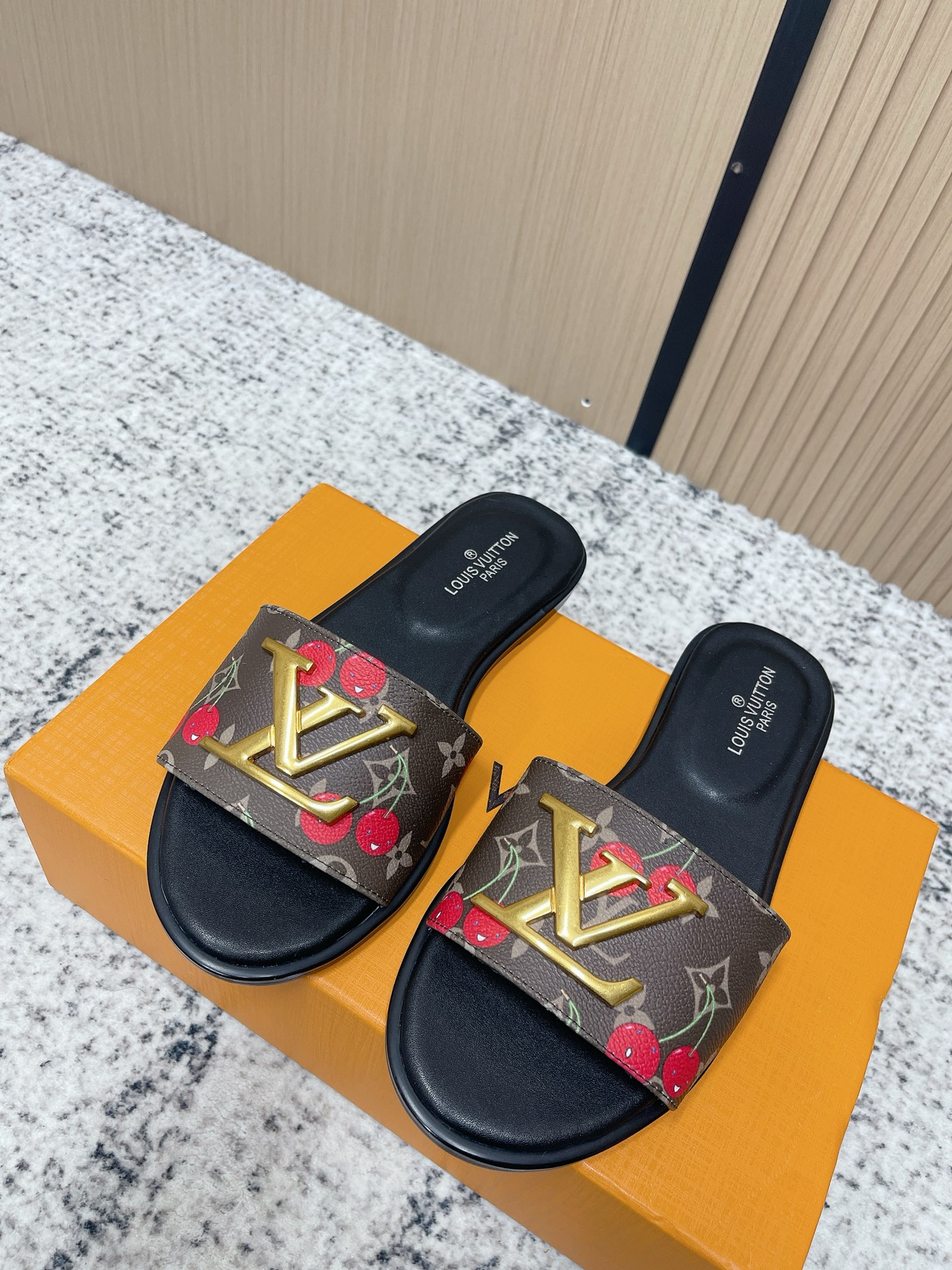 NO:788885,The top version of Louis Vuitton 26ss beach slippers is another popular flat sandal slipper. LV's super popular presbyopic slippers have a breaded feel when they came out. They are soft and super comfortable. Donkey fans are so blessed this year. I love them. To be honest, they are much more comfortable than Hermès' second uncle slippers. This design is too fashionable and can be matched with cool styles!  !  Size35-41 (40 41 customized, non-returnable), slippers, hermes, louis vuitton, louis vuitton, louis vuitton, slippers19860909顶级版本 Louis vuitton 26ss 沙滩拖 又一爆款 平底凉拖鞋 LV一出即巅峰的超爆款的老花拖鞋面包的脚感 软绵绵的超舒服 今年驴粉们太有福了 爱了 说实话比爱马仕的二舅拖鞋舒服多了好吗 这个设计太时尚了 酷酷的风格也可以搭配！！ Size35-41(40 41订做不退换),拖鞋,hermes,louis vuitton,louis vuitton,louis vuitton,slippers,Women's Shoes