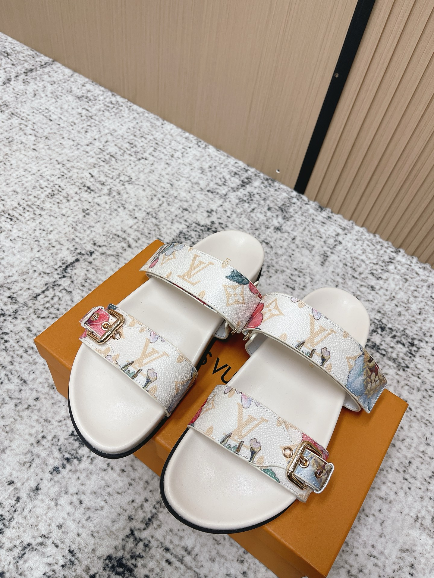 NO:788882,Top version LV Louis Vuitton L Home Donkey Brand Pool Pillow Comfort Series Velcro Presbyopia Thick Sole Sandals Slippers Original purchase, development and production This Pool Pillow Comfort sandal is made of Monogram nylon, with elegant watercolor printing to create a refreshing summer style. Louis Vuitton logo leather label is embellished with padded Velcro laces. Comfortable and tough insole and light micro outsole complete the whole fabric: original customized technical fabric fabric sole original open-molded rubber foam outsole  Bottom thickness 4CM Size: Women's 35-39 (40.41 customized), slippers, louis vuitton, louis vuitton, louis vuitton, louis vuitton, sandals, slippers19860909顶级版本 LV路易威登 L家 驴牌Pool Pillow Comfort系列 魔术贴 老花 厚底 凉鞋 拖鞋 原版购入开发 做货 本款 Pool Pillow Comfort 凉拖取材 Monogram 锦纶,以淡雅水彩印花营造清爽夏日格调.路易威登标识皮革标签点缀加衬魔术贴鞋带.舒适韧性鞋垫与轻盈微型外底完善整体 面料:原版定制科技织物面料 鞋底原版开模橡胶发泡大底 底厚4CM Size:女款35-39（40.41定做）,拖鞋,louis vuitton,louis vuitton,louis vuitton,louis vuitton,sandals,slippers,Women's Shoes