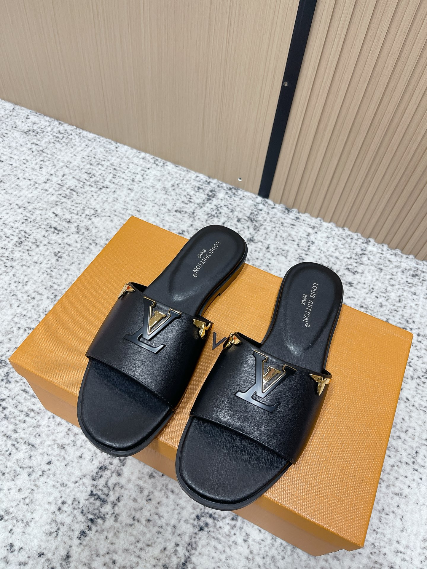 NO:788879,The top version of Louis Vuitton 26ss beach slippers is another popular model. The latest slippers. LV's super popular presbyopic slippers, which are at their peak as soon as they are released, have a soft and super comfortable feel. Donkey fans are so blessed this year. I love them. To be honest, they are much more comfortable than Hermès' second uncle slippers. This design is too fashionable and can be matched with cool styles!  !  Size35-39 (40 41 custom-made, non-refundable), slippers, hermes, louis vuitton, louis vuitton, louis vuitton, slippers19860909顶级版本 Louis vuitton 26ss 沙滩拖 又一爆款 最新拖鞋 LV一出即巅峰的超爆款的老花拖鞋面包的脚感 软绵绵的超舒服 今年驴粉们太有福了 爱了 说实话比爱马仕的二舅拖鞋舒服多了好吗 这个设计太时尚了 酷酷的风格也可以搭配！！ Size35-39(40 41订做不退换),拖鞋,hermes,louis vuitton,louis vuitton,louis vuitton,slippers,Women's Shoes