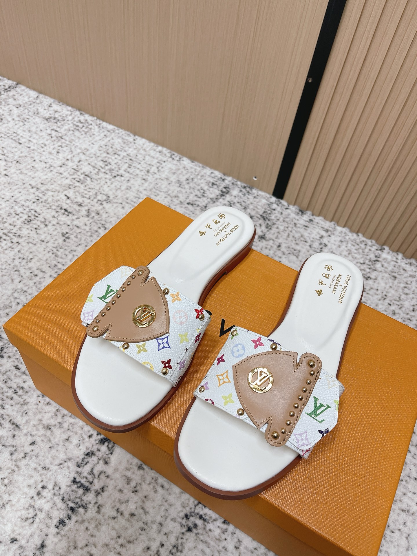 NO:788881,Top version LV 26c new arrival～presbyopia flat slippers  This pair is Louis Vuitton's classic colorful presbyopic Mule high-heeled shoes. The upper uses the iconic MonogramMulticolor pattern, with beige bow decoration and stiletto heel design, which combines luxury and feminine charm. The shoe type is an open-toe Mule style, suitable for spring and summer wear, which is both elegant and playful. Whether it is daily commuting, dating or party occasions, it can be easily controlled and is the finishing touch to enhance the overall look. The upper is cowhide leather and the outsole is imported from Italy.  size: 35-41 (customized 40 41), slippers, louis vuitton, louis vuitton, high heels, slippers, cowhide, Leather soles19860909顶级版本 LV 26c new arrival～老花平底拖鞋 这双是LouisVuitton经典的彩色老花穆勒高跟鞋,鞋面采用标志性的MonogramMulticolor图案,搭配米色蝴蝶结装饰和细高跟设计,兼具奢华感与女性魅力.鞋型为露趾穆勒款,适合春夏季节穿搭,既优雅又不失俏皮.无论是日常通勤,约会还是派对场合,都能轻松驾驭,是提升整体造型质感的点睛之笔. 鞋面牛皮 大底意大利进口真皮大底 size:35-41（40 41定做）,拖鞋,louis vuitton,louis vuitton,high heels,slippers,cowhide,Leather soles,Women's Shoes