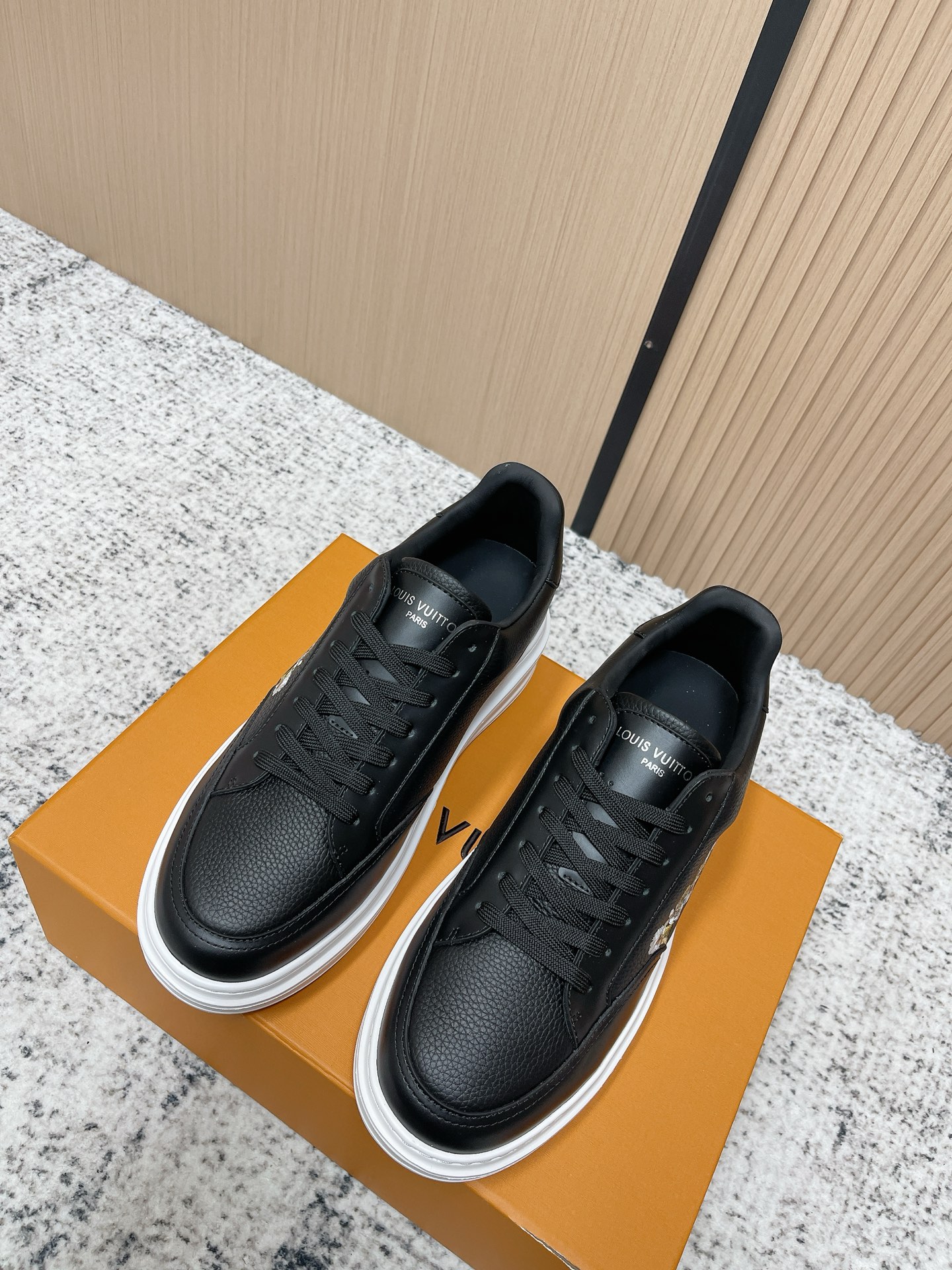 NO:788875,The top version of LV men's size casual shoes, with delicate and high-end texture; thick-soled design quietly increases the height by about 4cm!  The shoes have a delicate shape and can be easily controlled by wide feet. They are suitable for daily commuting and shopping. Paired with jeans, suit pants or allblack, you can easily switch between sweet and cool or lazy style. Full marks for details!  size39-44,casual shoes/sports shoes,louis vuitton,sneakers,jeans,business suit19860909顶级版本 LV男码休闲鞋,质感细腻又高级；.厚底设计悄悄增高约4cm！鞋型秀气,宽脚也能轻松驾驭.日常通勤、逛街都OK,搭配牛仔裤西装裤或allblack,轻松切换甜酷or慵懒风.细节满分！ size39-44,休闲鞋/运动鞋,louis vuitton,sneakers,jeans,business suit,Women's Shoes