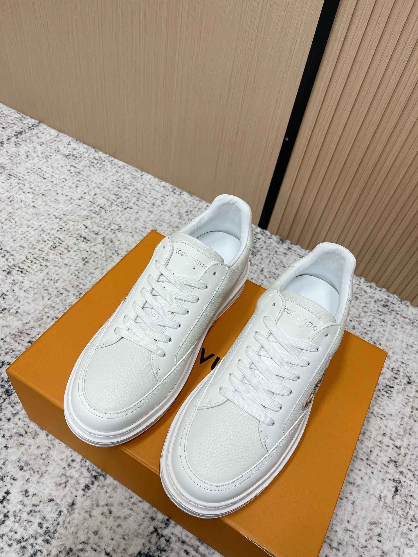 NO:788877,The top version of LV casual shoes has a delicate and high-end texture; the thick-soled design quietly increases the height by about 4cm!  The shoes have a delicate shape and can be easily controlled by wide feet. They are suitable for daily commuting and shopping. Paired with jeans, suit pants or allblack, you can easily switch between sweet and cool or lazy style. Full marks for details!  size39-44,casual shoes/sports shoes,louis vuitton,sneakers,jeans,business suit19860909顶级版本 LV休闲鞋,质感细腻又高级；.厚底设计悄悄增高约4cm！鞋型秀气,宽脚也能轻松驾驭.日常通勤、逛街都OK,搭配牛仔裤西装裤或allblack,轻松切换甜酷or慵懒风.细节满分！ size39-44,休闲鞋/运动鞋,louis vuitton,sneakers,jeans,business suit,Women's Shoes