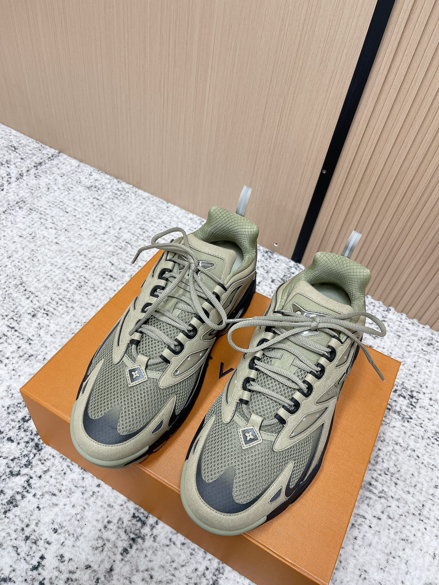 NO:788873,The top version of the LV Runner Tatic men's sneakers are Louis Vuitton's high-end casual shoes, with military green + khaki color scheme, suede, mesh and rubber splicing. The texture is perfect and breathable. The LV logo on the side of the shoe is very recognizable. The thick-soled design is comfortable to wear and can increase your height. It is OK for daily or light exercise!  Luduo luxury sports shoes, both fashionable and functional, a must-have for fashionistas!  size39-44 (45 customized), casual shoes/sports shoes, louis vuitton, louis vuitton, sneakers, chamois leather19860909顶级版本 LV Runner Tatic男款运动鞋是Louis Vuitton 高端休闲鞋,军绿色+卡其色配色,麂皮、网布和橡胶拼接,质感满分又透气.鞋侧LV标志超有辨识度,厚底设计穿着舒适还能增高,日常或轻运动都OK！妥妥奢侈品运动鞋,时尚与功能兼备,潮人必入！ size39-44（45定做）,休闲鞋/运动鞋,louis vuitton,louis vuitton,sneakers,chamois leather,Women's Shoes