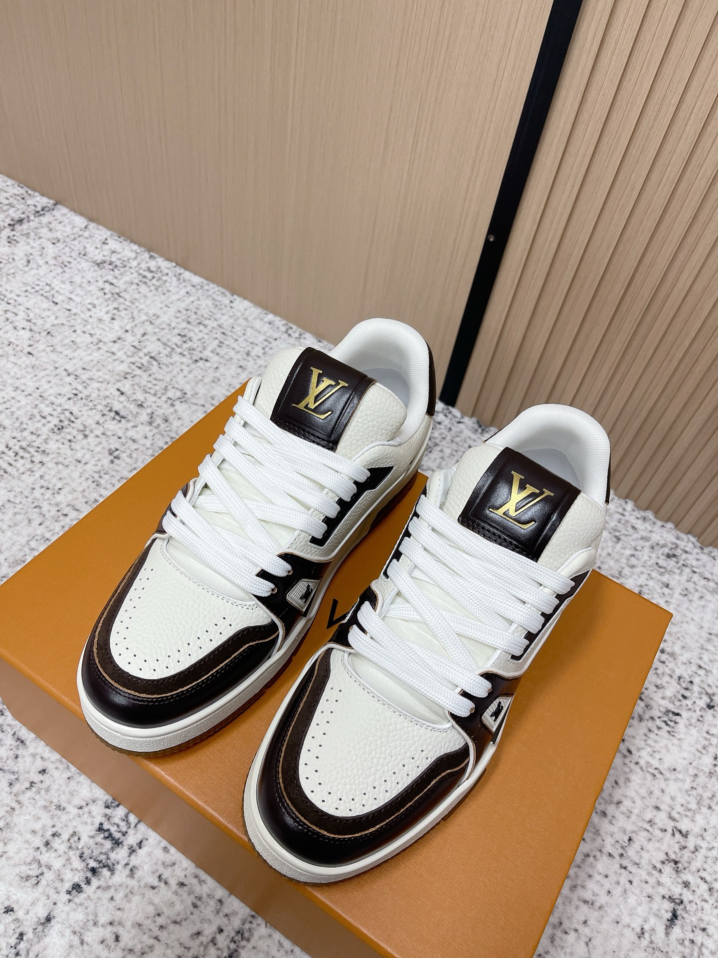 NO:788871,Top version LV trainer for couples~~New upgraded version~~Classic return Couple model, skateboard shoes, basketball shoes, sports shoes... LV new sports series; retro style sense; embraces many classic elements of the family; super handsome~~ Full leather fabric, with LV badge cloth cover, breathable gauze lining, original outsole, original shoe last, more details compared to the real product, perfect and high  size 35-45 (female 40.41 male 45 custom-made), casual shoes/sports shoes, louis vuitton, sneakers19860909顶级版本 情侣款 LV trainer~~全新升级版~~经典回归 情侣款,滑板鞋,篮球鞋,运动鞋…… LV全新运动系列；复古风视感；拥入家族多方面经典原素；超级帅气~~ 全皮革面料,搭配Lv徽章布面,透气纱网内里,原版大底,原版鞋楦,更多细节对比大货实物完美高 size35—45（女40.41男45定做）,休闲鞋/运动鞋,louis vuitton,sneakers,Women's Shoes