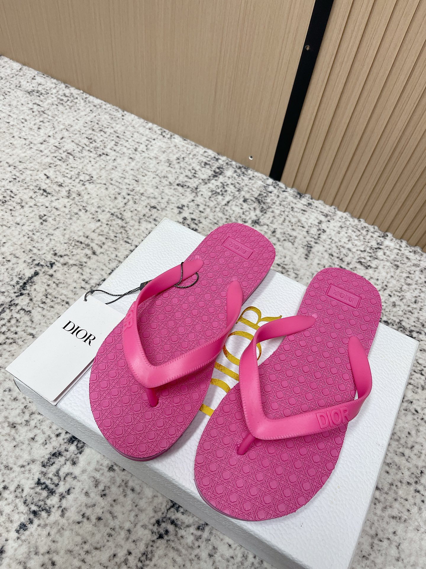 NO:788869,Top version of women's model Dior 26SS new flip-flops flat-soled lazy sandals summer fashion flip-flops high-end and classy, more suitable for lazy people, no need to use your hands, convenient and fast Fabric: original customized rubber material Lining: no lining Outsole: exclusive molded anti-slip EVA material Bottom thickness: 2CM Size:  Women's 35-40 (customized at 40.41), split-toe shoes, dior, dior, slippers19860909顶级版本女款 Dior迪奥 26SS 新款 夹脚 人字拖鞋 平底 懒人 凉拖鞋 夏季时尚人字拖 高端大气上档次外,更适合懒人族们,都不用动下手,方便快捷 面料: 原版定制橡胶材质 内里: 无内里 大底: 独家开模防滑EVA材质 底厚: 2CM Size: 女款35-40（40.41定做）,分趾鞋,dior,dior,slippers,Women's Shoes