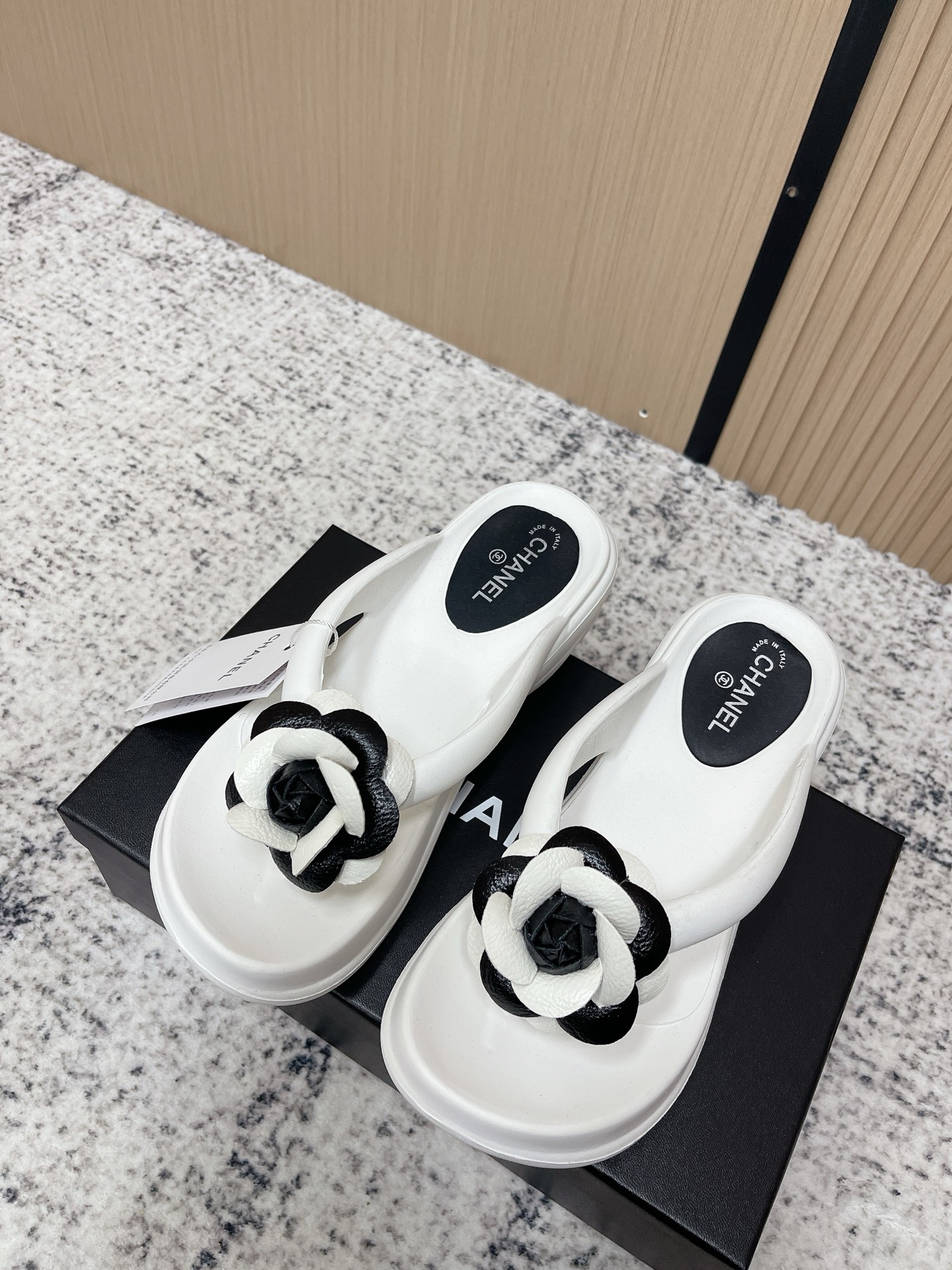 NO:788867,Purchasing agent Chanel Chanel 26ss, the most popular lazy slippers this summer, Korean style trendy summer fashion flip-flops, high-end and classy, ​​more suitable for lazy people, no need to do anything, convenient and fast size: 35-39 (customized at 40.41) It is recommended to go up one size, split-toe shoes, chanel, chanel, slippers19860909代购级 Chanel香奈儿26ss今夏最流行的懒人拖鞋,韩版潮流夏季时尚人字拖鞋 高端大气上档次外,更适合懒人族们,都不用动下手,方便快捷 size: 35-39（40.41定做）建议拍大一码,分趾鞋,chanel,chanel,slippers,Women's Shoes