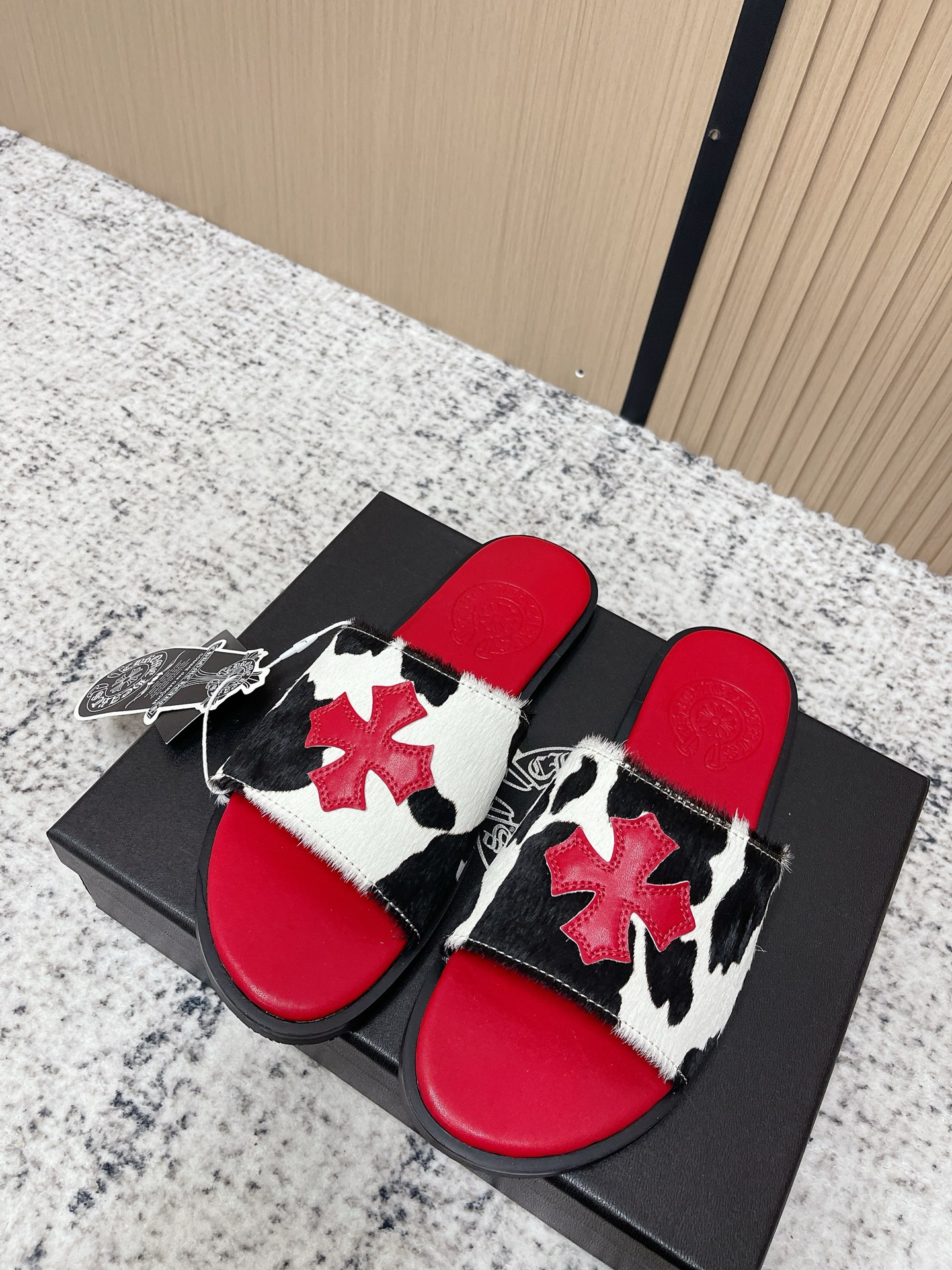 NO:788865,Purchasing agent Comehearts Chrome Hearts 26ss Spring and Summer Women's Beach Slippers This summer's most popular lazy slippers, Korean version of the trendy summer fashion half-slippers, high-end and classy, ​​more suitable for lazy people, you can put it on with just one kick, no need to move your hands, convenient and fast Size35-39 (40.41 custom-made), slippers, chrome hearts, slippers19860909代购级 Comehearts 克罗心 26ss 春夏 女款 沙滩拖鞋 今夏最流行的懒人拖鞋,韩版潮流夏季时尚半拖 高端大气上档次外,更适合懒人族们,一脚蹬就穿好了,都不用动下手,方便快捷 Size35-39（40.41定做）,拖鞋,chrome hearts,slippers,Women's Shoes
